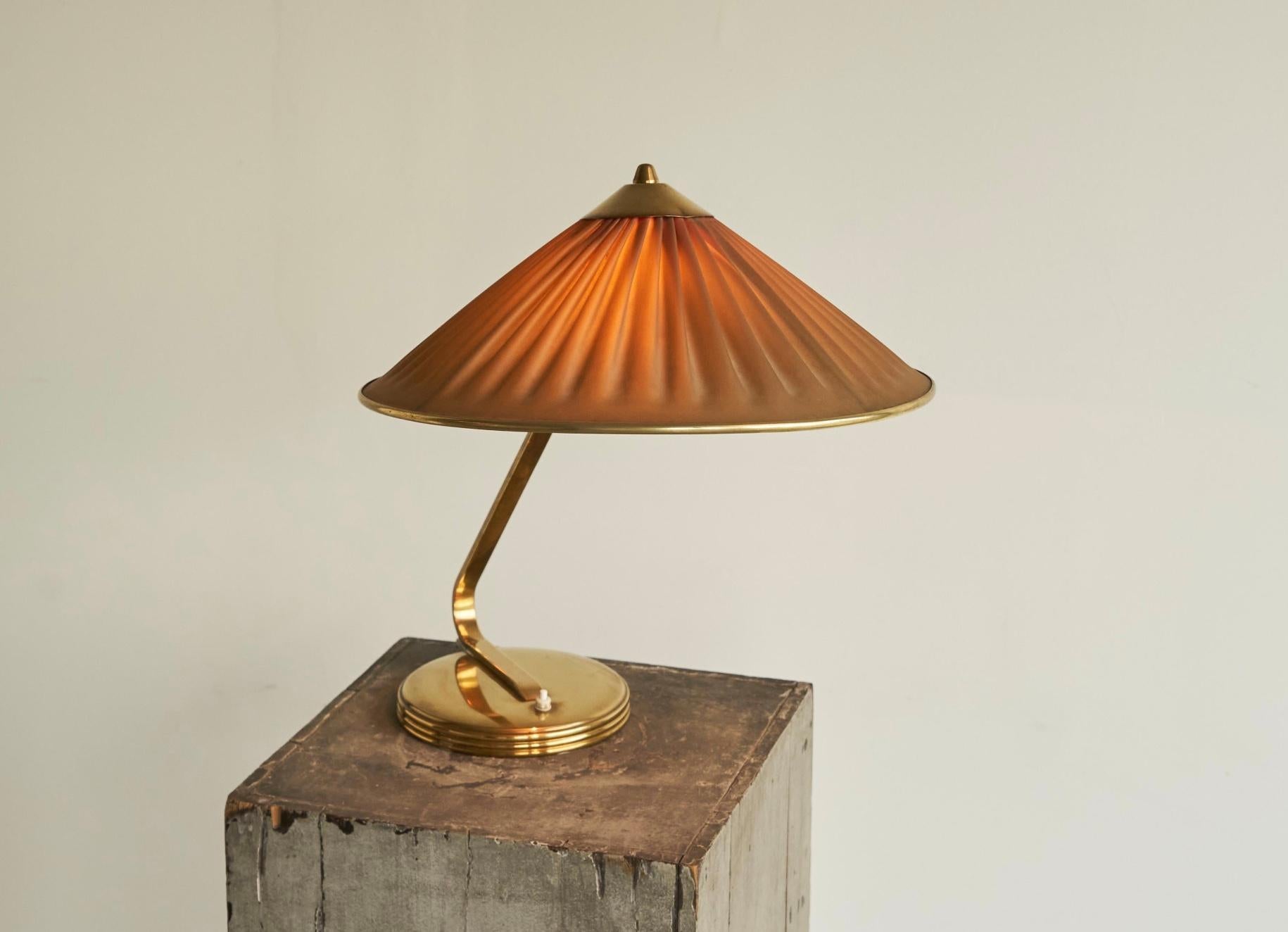 Elegant Table Lamp in Brass and Plissé Shade 1950s In Good Condition In Meer, VAN
