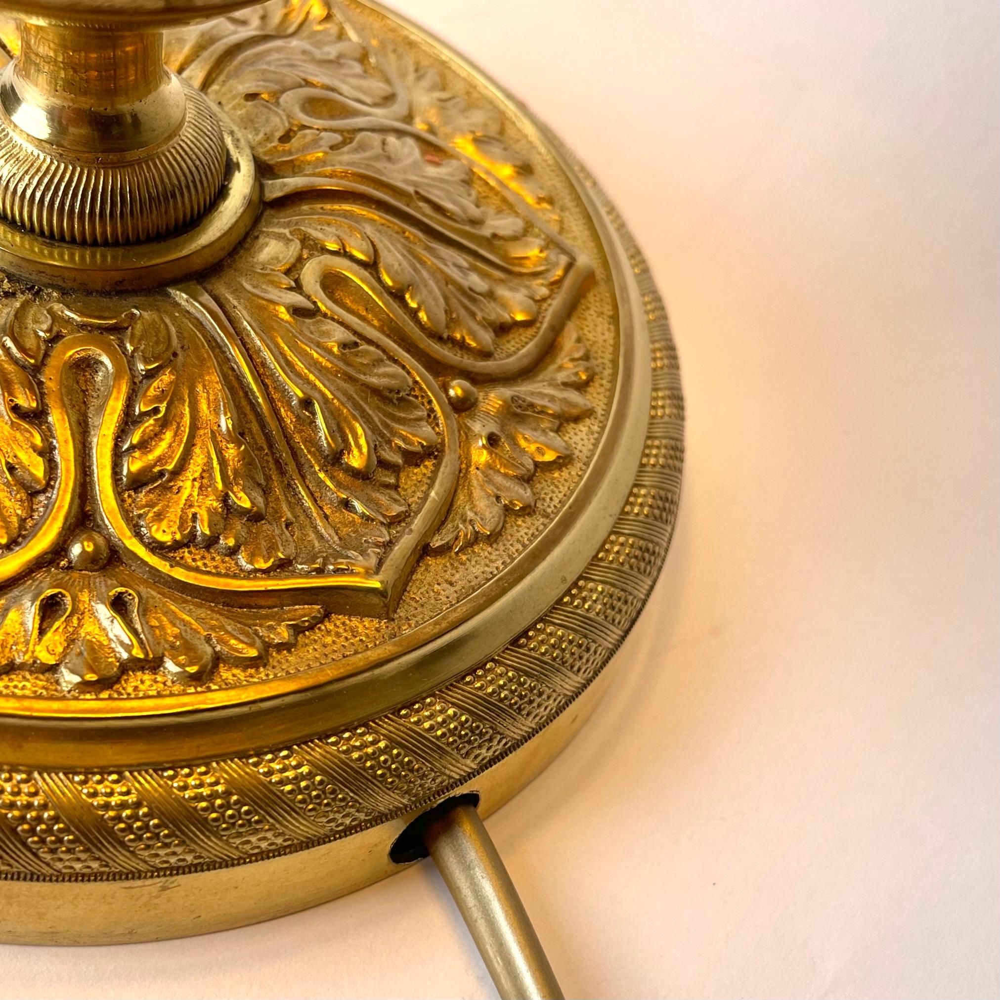 Elegante Tischlampe aus Bronze. Ursprünglich ein Empire-Kerzenständer aus den 1820er Jahren im Angebot 2