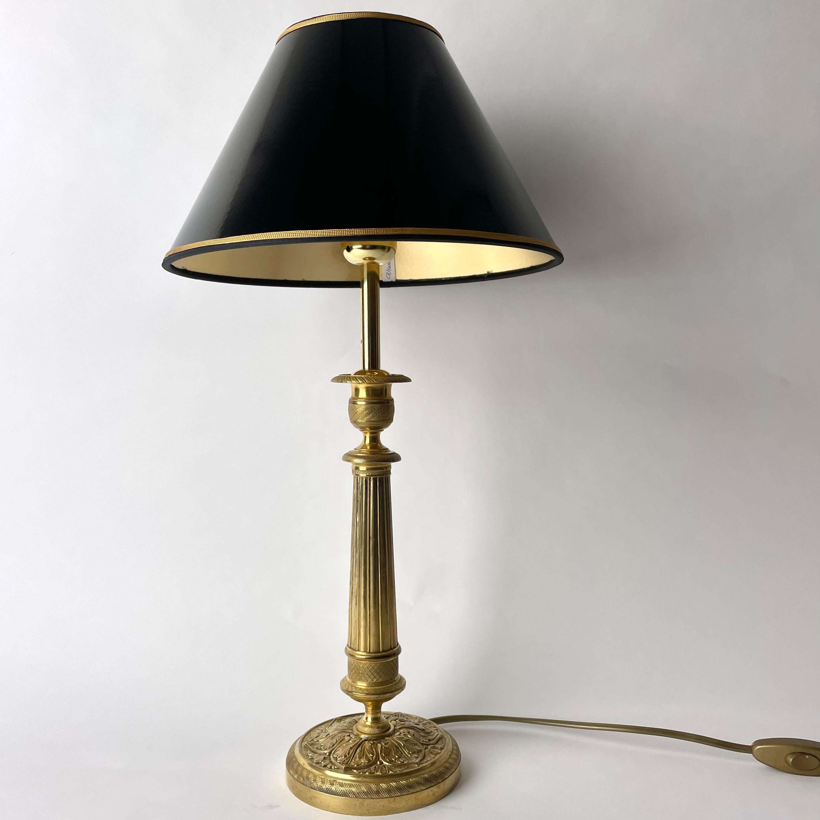 Elegante Tischlampe aus Bronze. Ursprünglich ein Empire-Kerzenständer aus den 1820er Jahren im Angebot 3