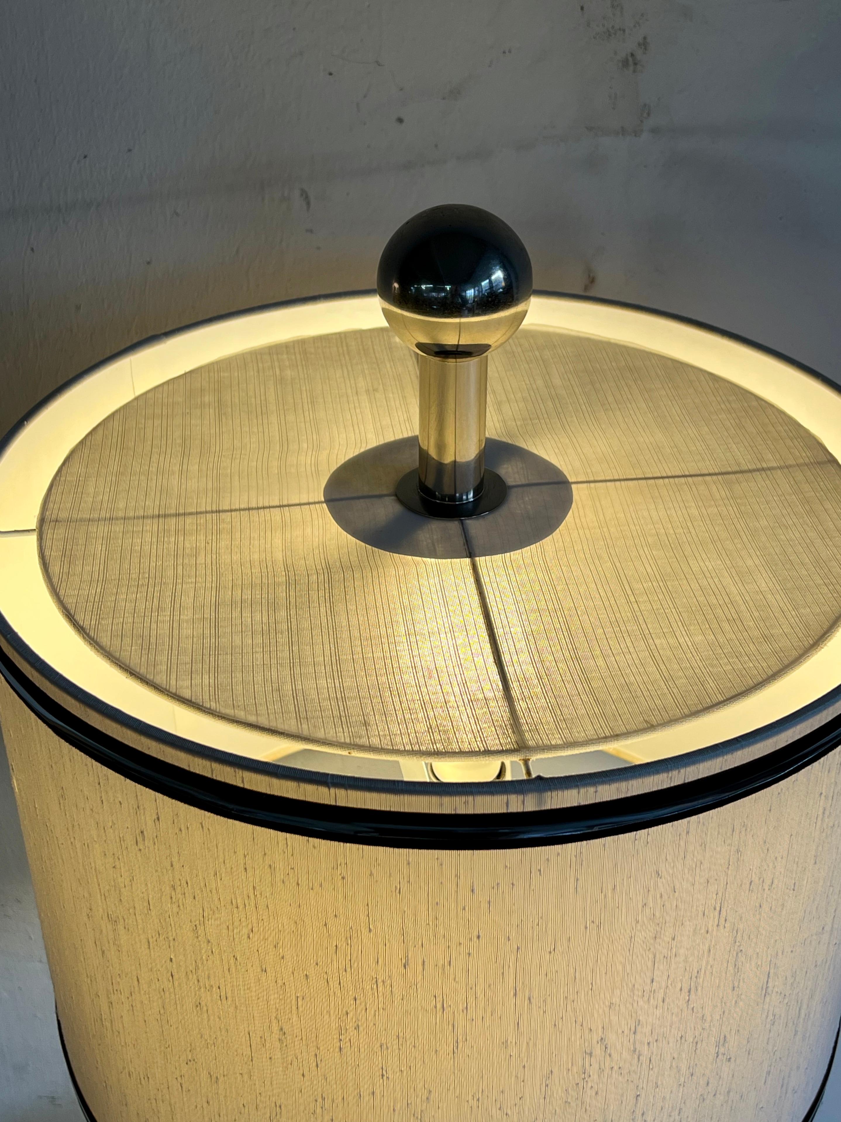 Mid-Century Modern Lampe de table élégante en chrome et soie, Allemagne 1960 en vente