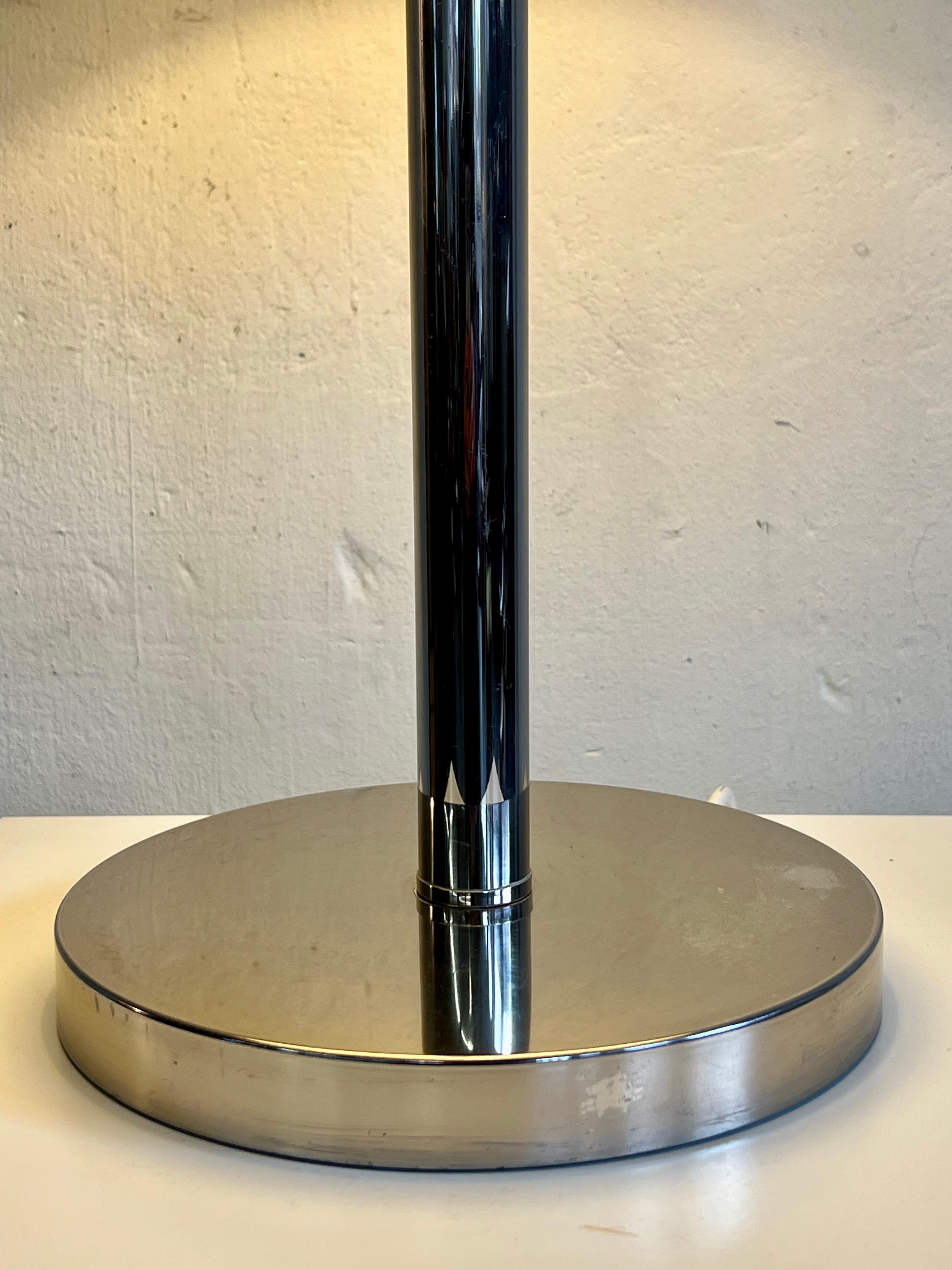 20ième siècle Lampe de table élégante en chrome et soie, Allemagne 1960 en vente