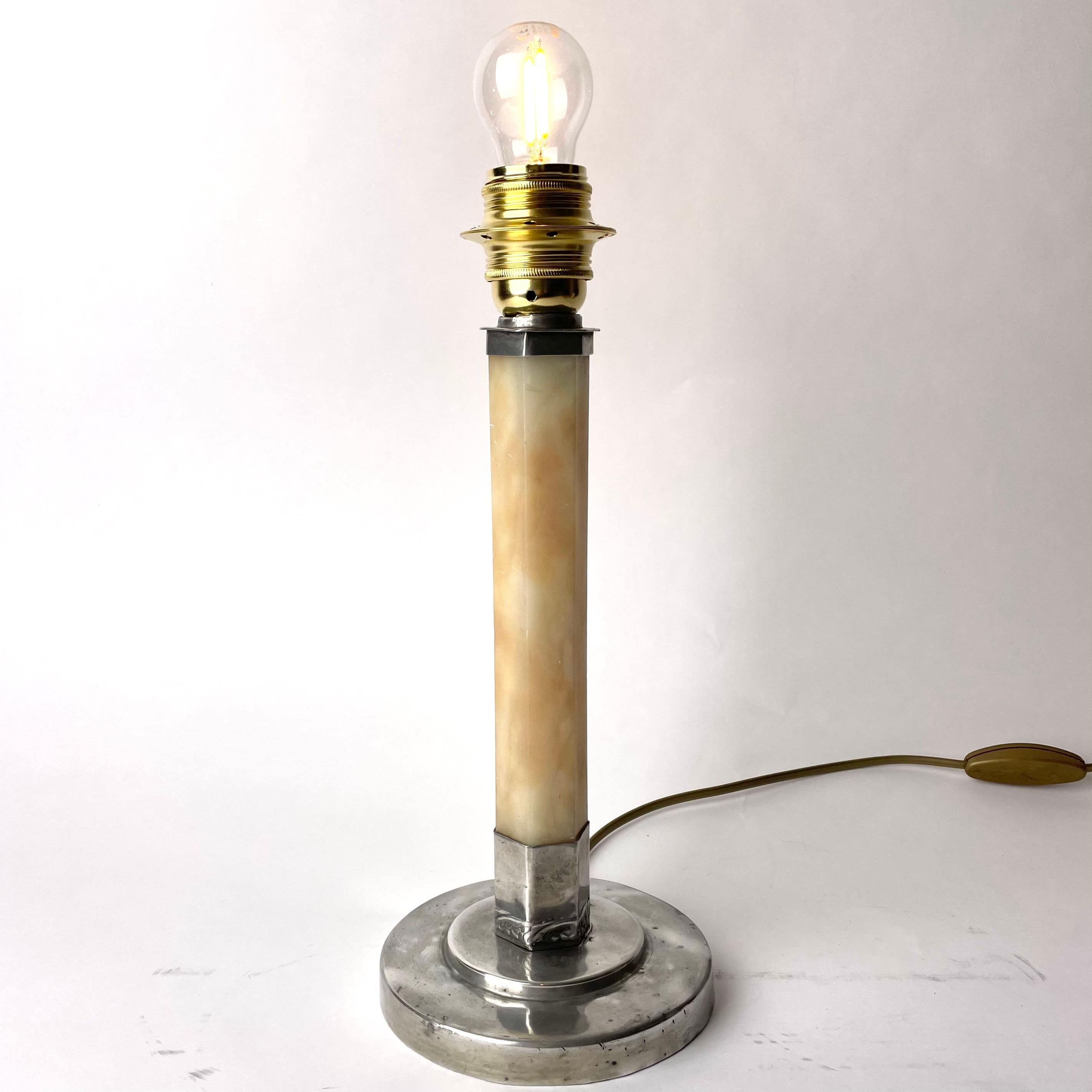 Elegant Table Lamp in Pewter and Alabaster. Swedish Grace 1920s-1930s. The table lamp has some patina with some minor bumps, but in good overall condition.

Wear consistent with age and use 