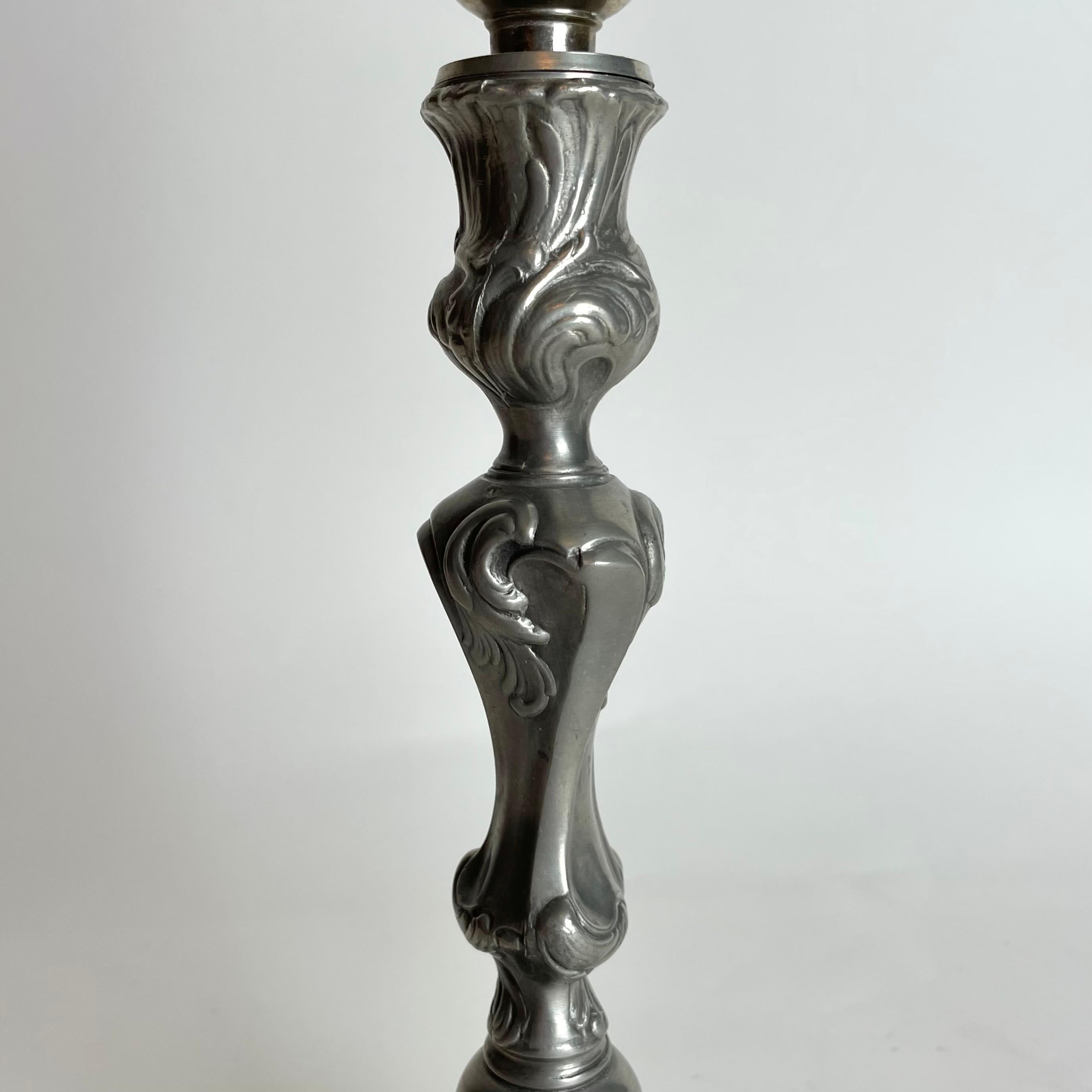 Elegant Table Lamp in pewter in Rococo style from 1938 For Sale 1