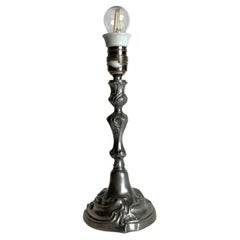 Elegante lampada da tavolo in peltro in stile rococò del 1938