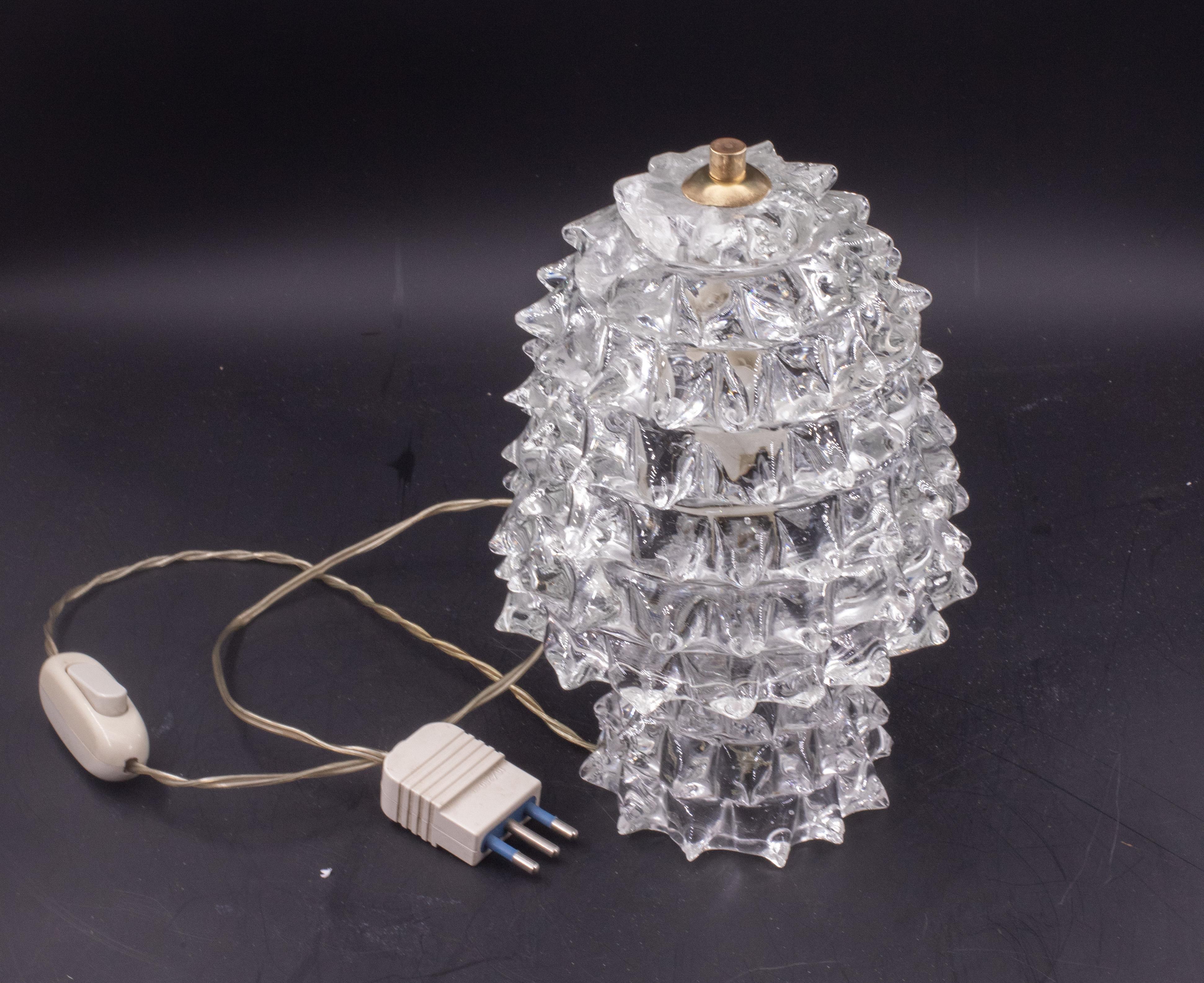 Incantevole lampada da tavolo o vaso in vetro soffiato a bocca di Murano della metà del secolo scorso.
Questo bellissimo oggetto è stato prodotto negli anni '40 in Italia da Ercole Barovier per Barovier&Toso.
Questo capolavoro è un fantastico