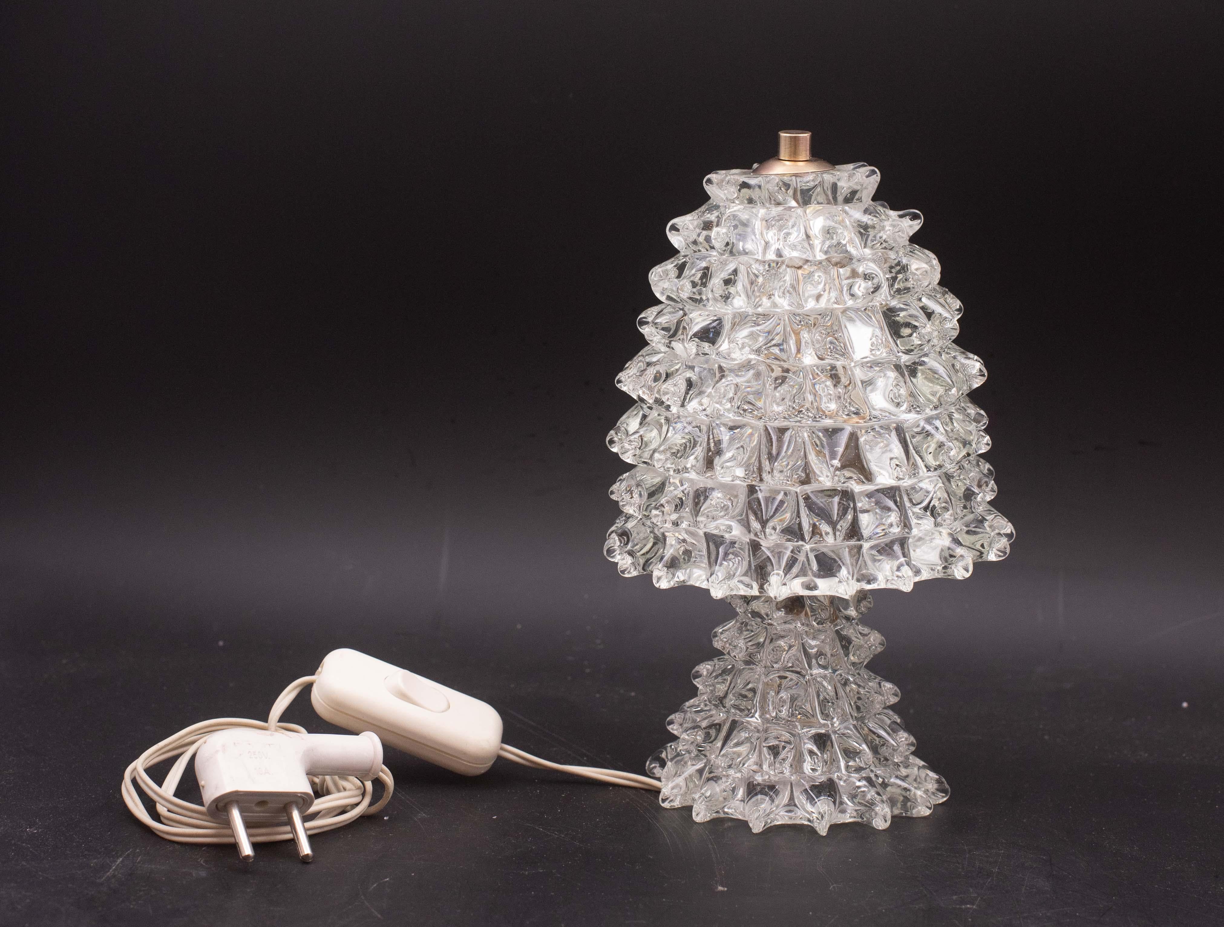 Incantevole lampada da tavolo o vaso in vetro soffiato a bocca di Murano della metà del secolo scorso.
Questo bellissimo oggetto è stato prodotto negli anni '40 in Italia da Ercole Barovier per Barovier&Toso.
Questo capolavoro è un fantastico