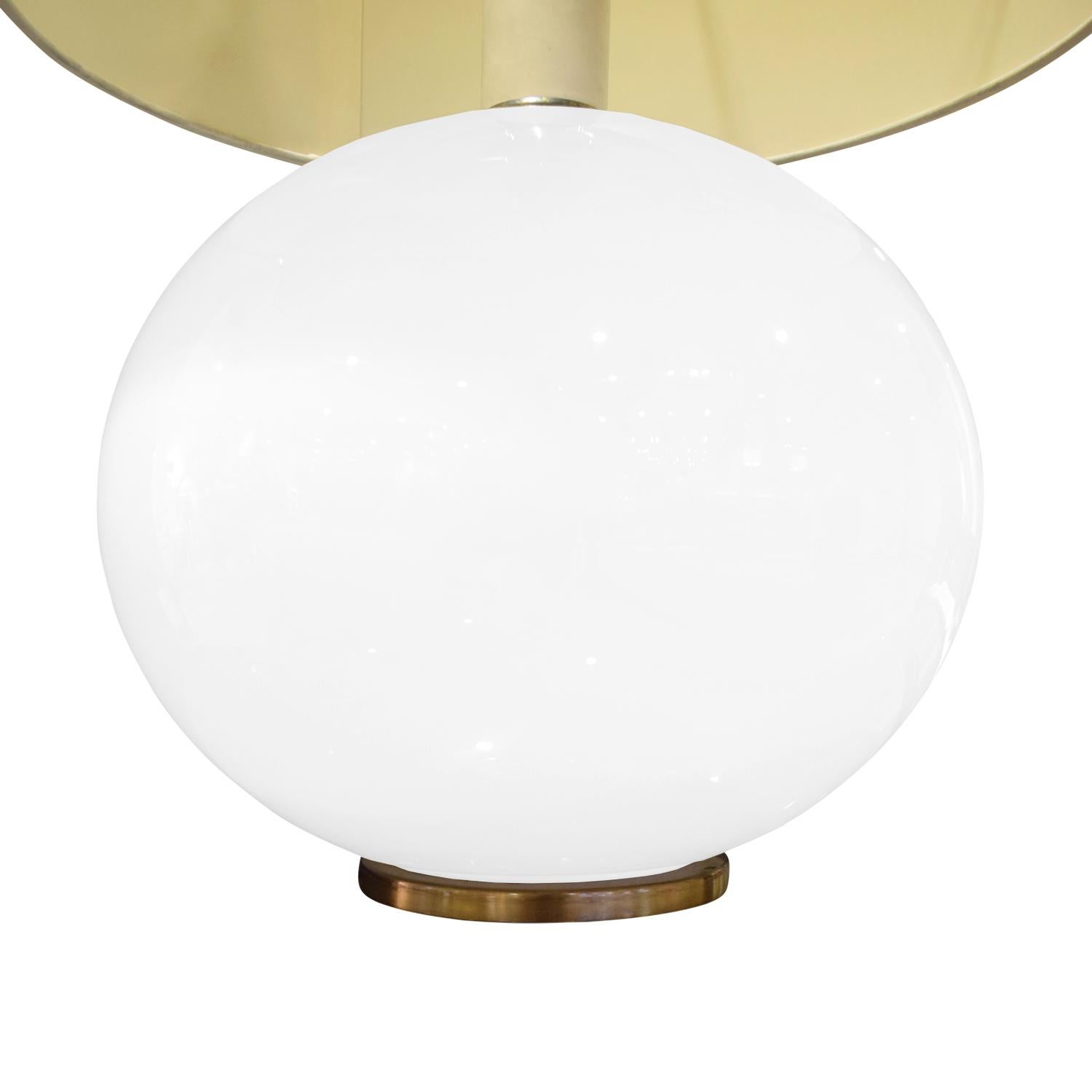 Mid-Century Modern Elegant Table Lamp in White Glass with Brass Base, 1960s For Sale