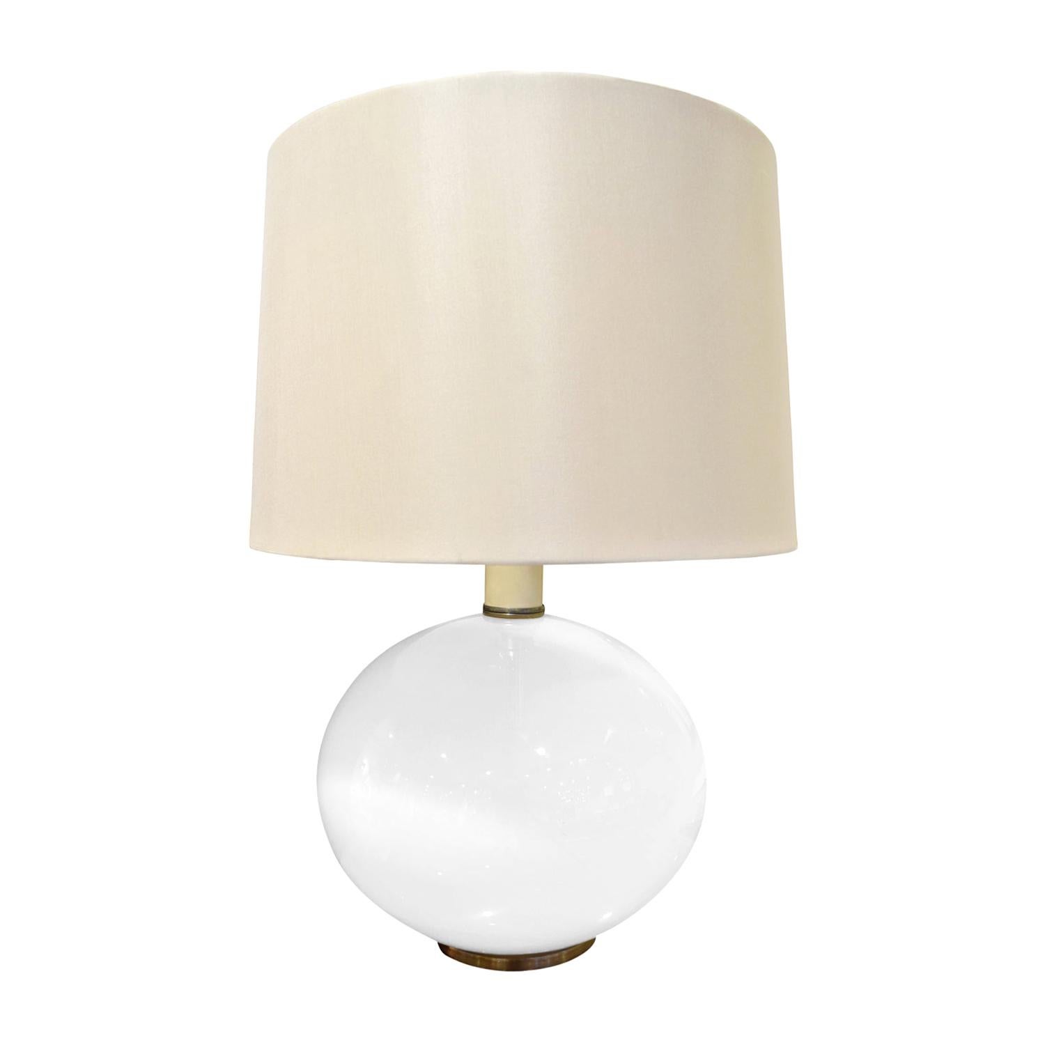 Élégante lampe de table en verre blanc avec base en laiton:: années 1960