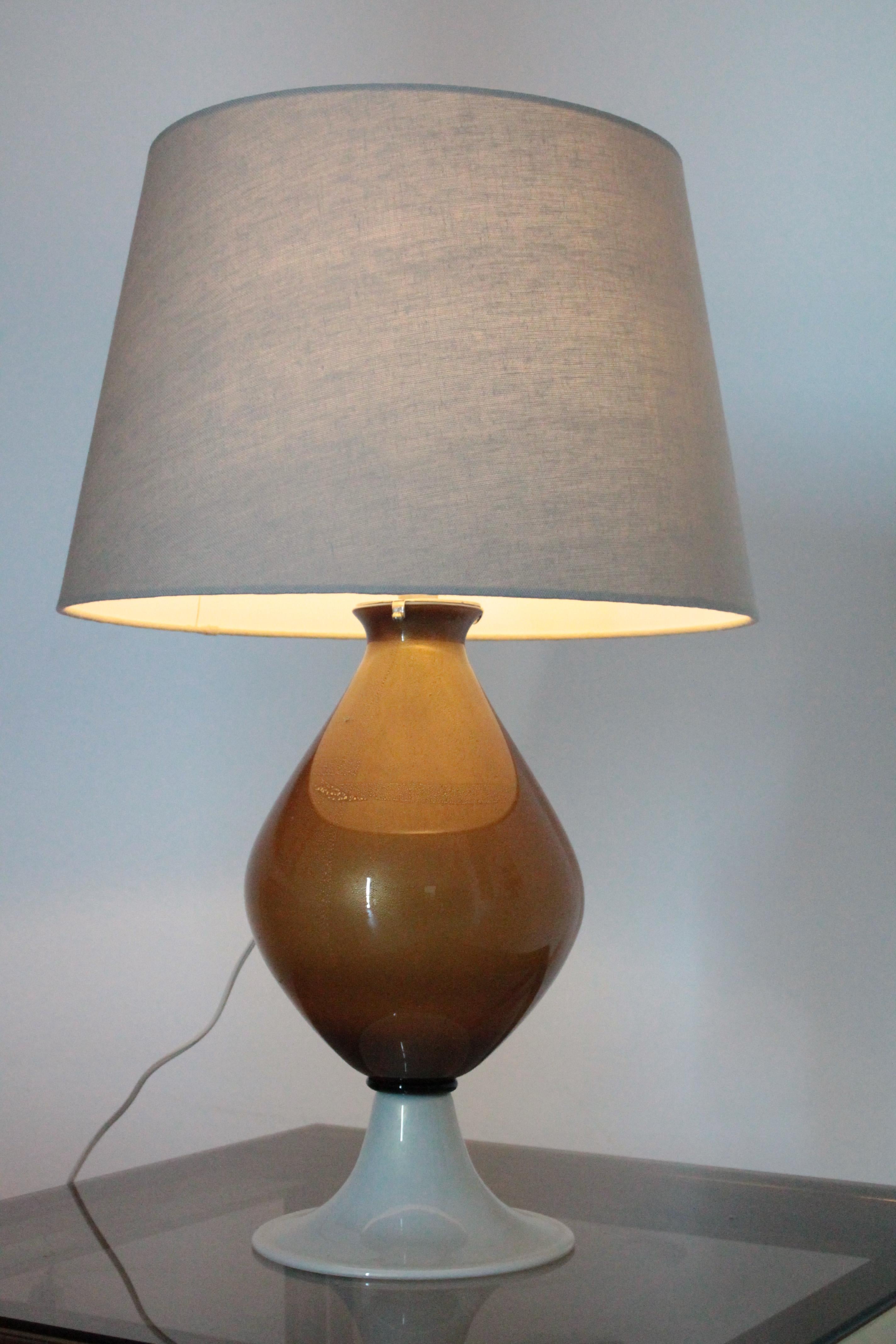 Wonderful table lamp made in Venice Murano in the style of Venini, circa 1975.
Good condition, the fabric diffuser is new.