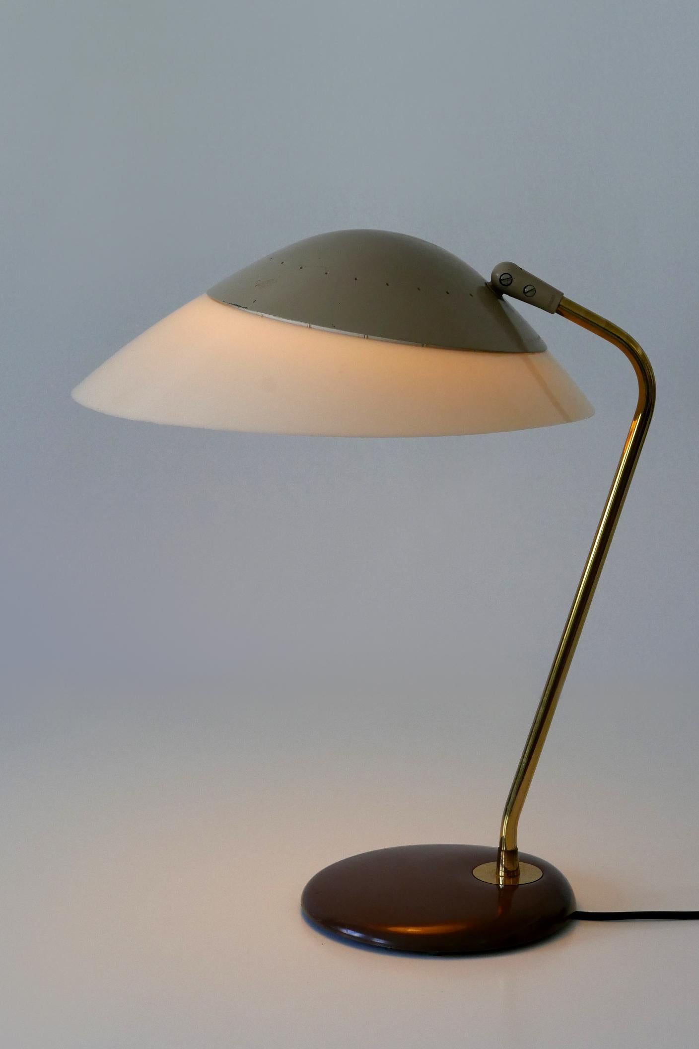 Elégante lampe de table ou de bureau de style moderne du milieu du siècle. Conçu par Gerald Thurston pour Lightolier, États-Unis, années 1950.

Réalisée en laiton, aluminium, lucite et métal, la lampe de table est livrée avec 1 douille d'ampoule à