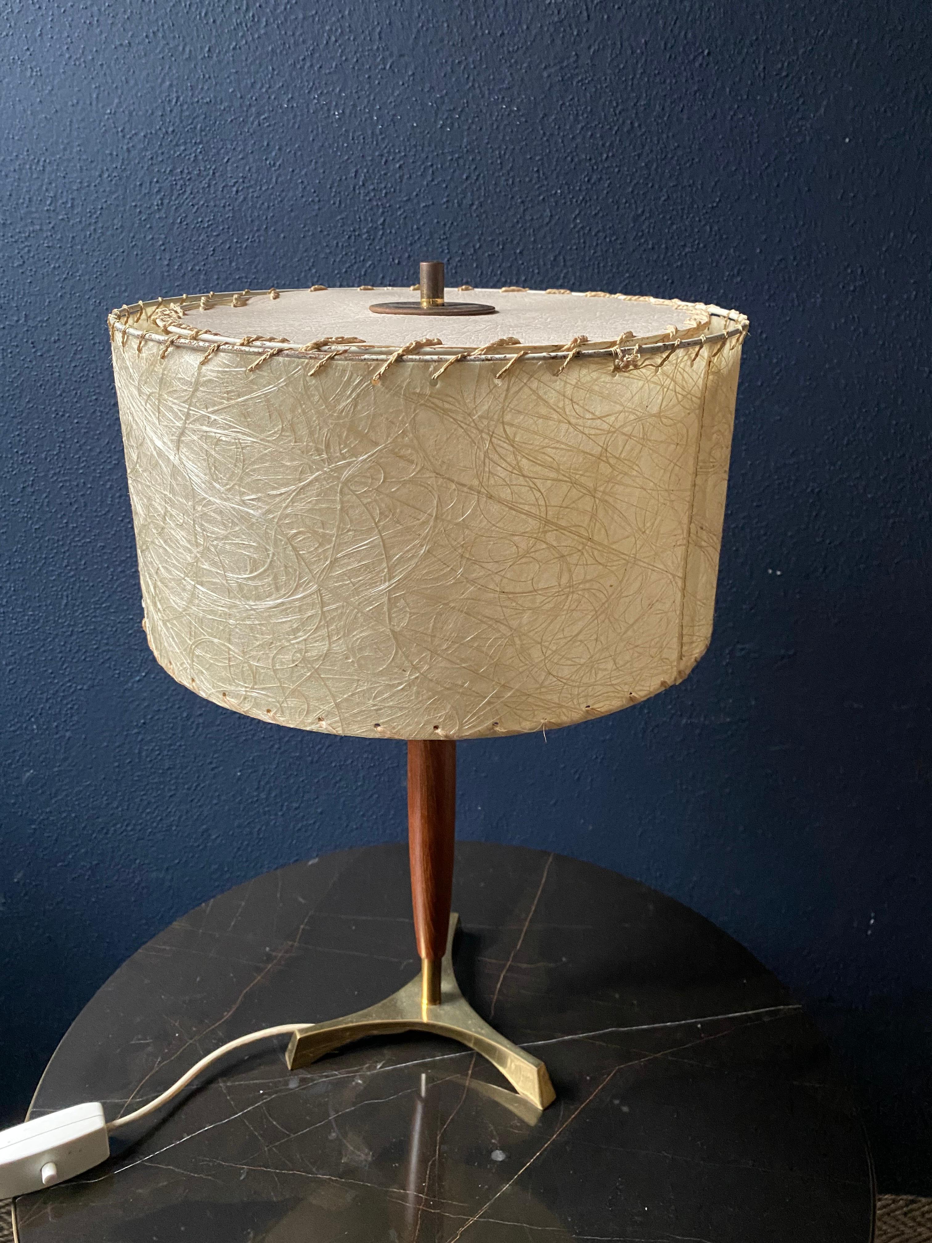 Mid-Century Modern Lampe de table élégante avec un corps en teck mince sur une base tripode en laiton, Allemagne, années 1960 en vente