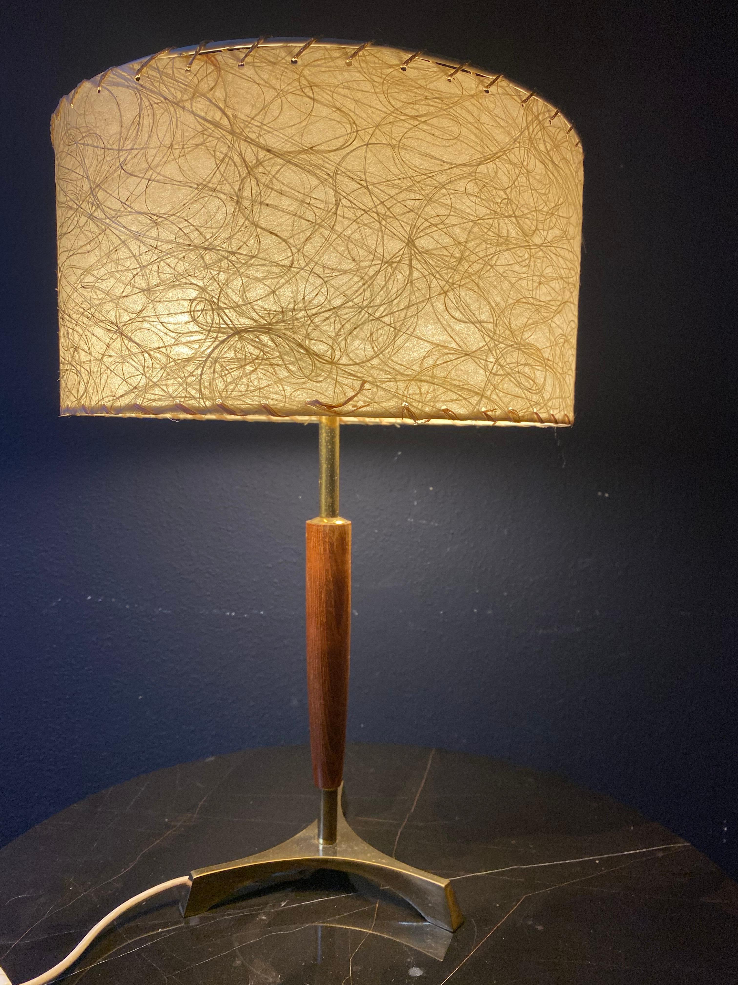 Allemand Lampe de table élégante avec un corps en teck mince sur une base tripode en laiton, Allemagne, années 1960 en vente
