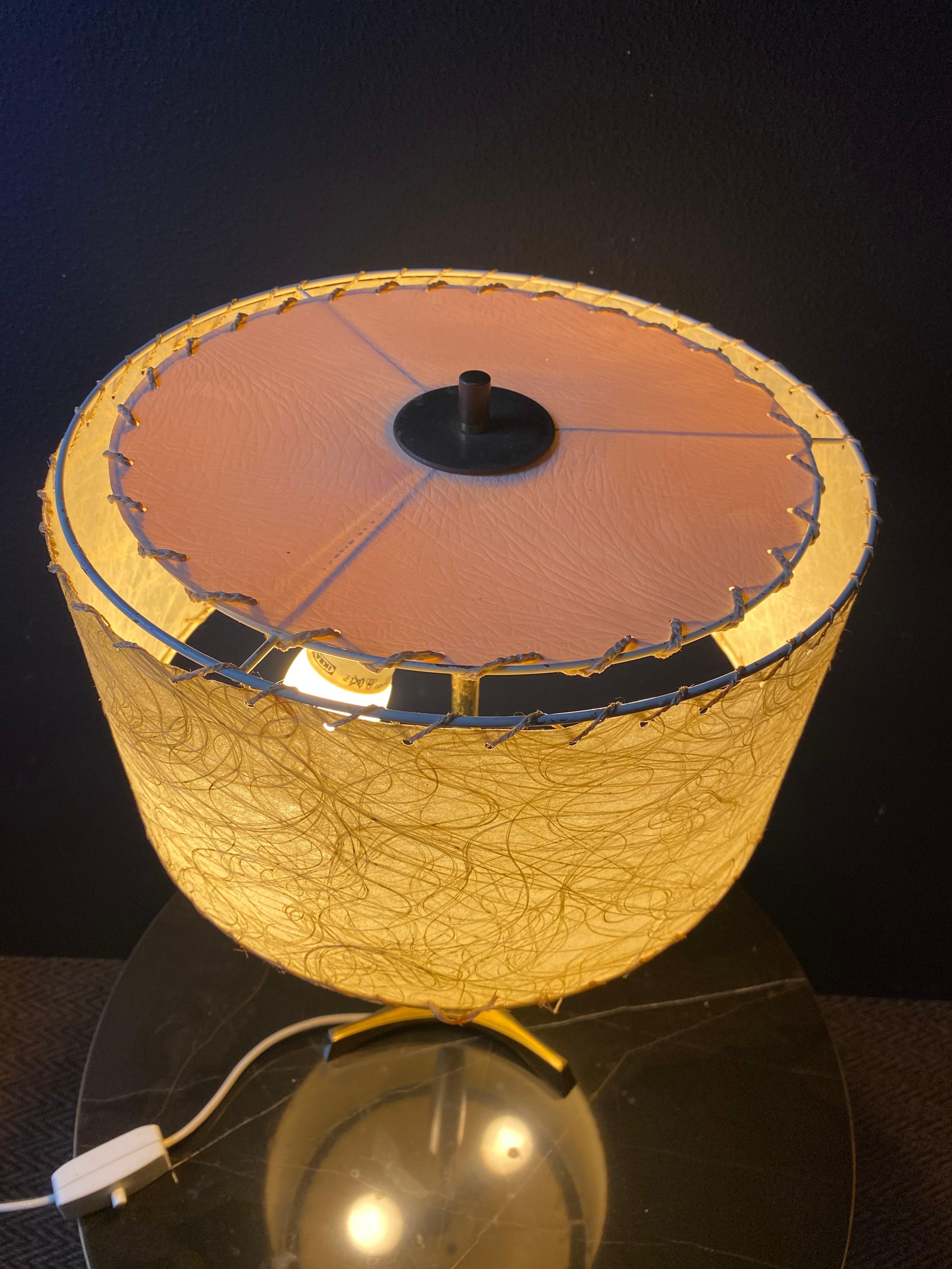 Lampe de table élégante avec un corps en teck mince sur une base tripode en laiton, Allemagne, années 1960 Bon état - En vente à Cork, IE