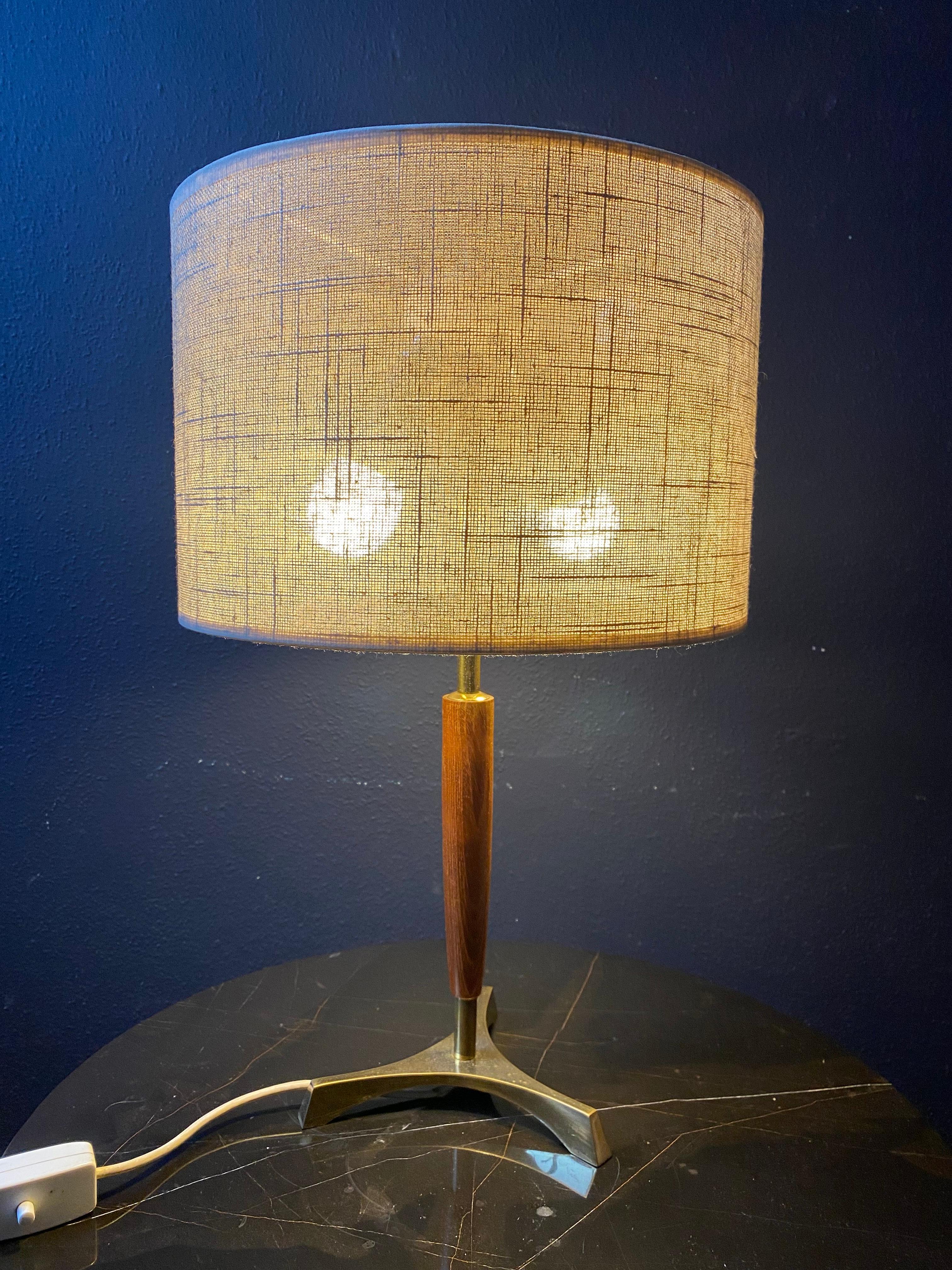 Milieu du XXe siècle Lampe de table élégante avec un corps en teck mince sur une base tripode en laiton, Allemagne, années 1960 en vente