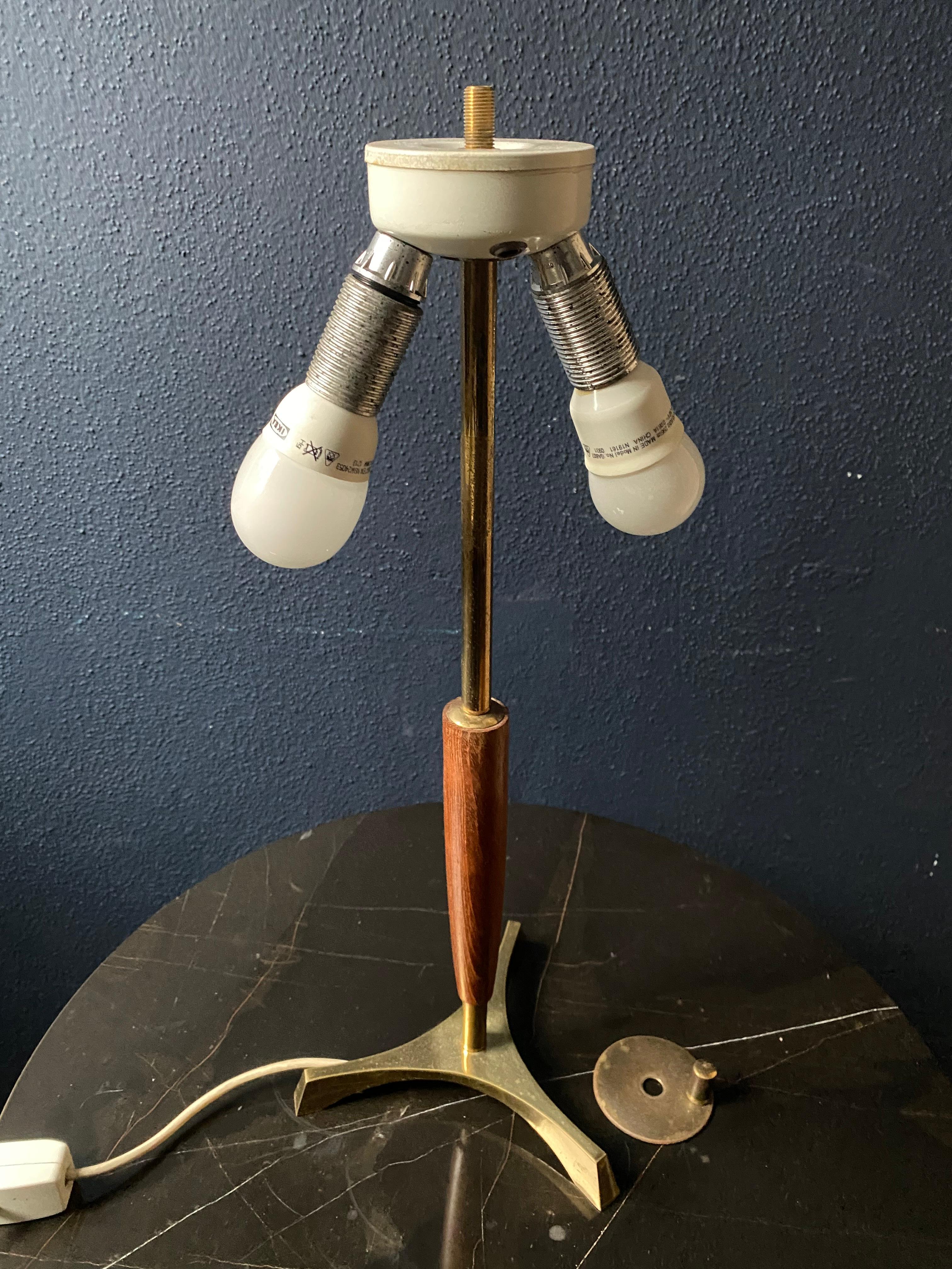 Laiton Lampe de table élégante avec un corps en teck mince sur une base tripode en laiton, Allemagne, années 1960 en vente