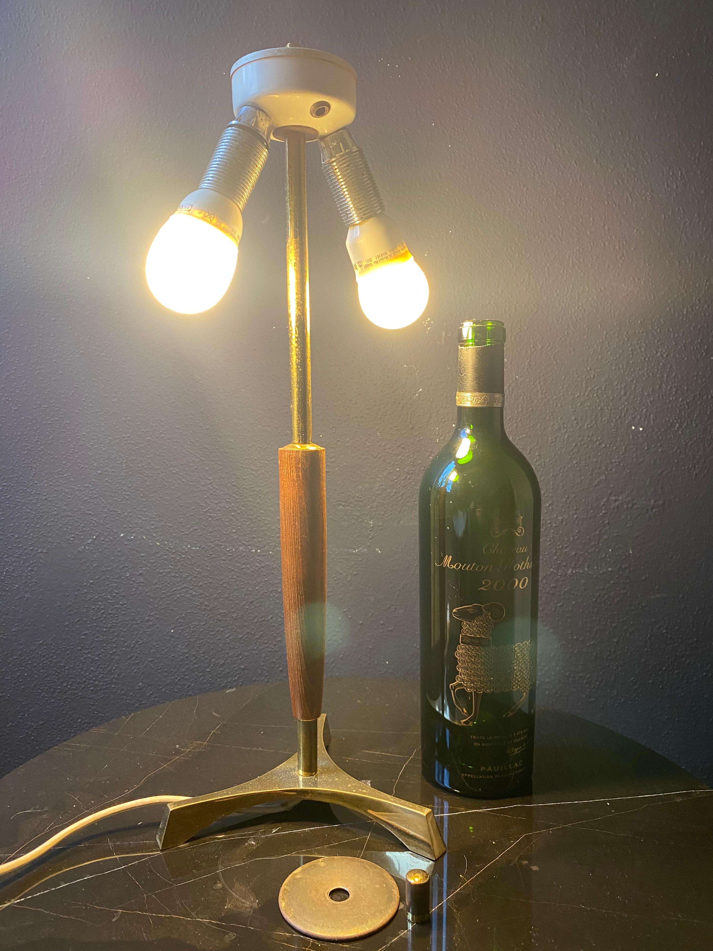 Lampe de table élégante avec un corps en teck mince sur une base tripode en laiton, Allemagne, années 1960 en vente 1