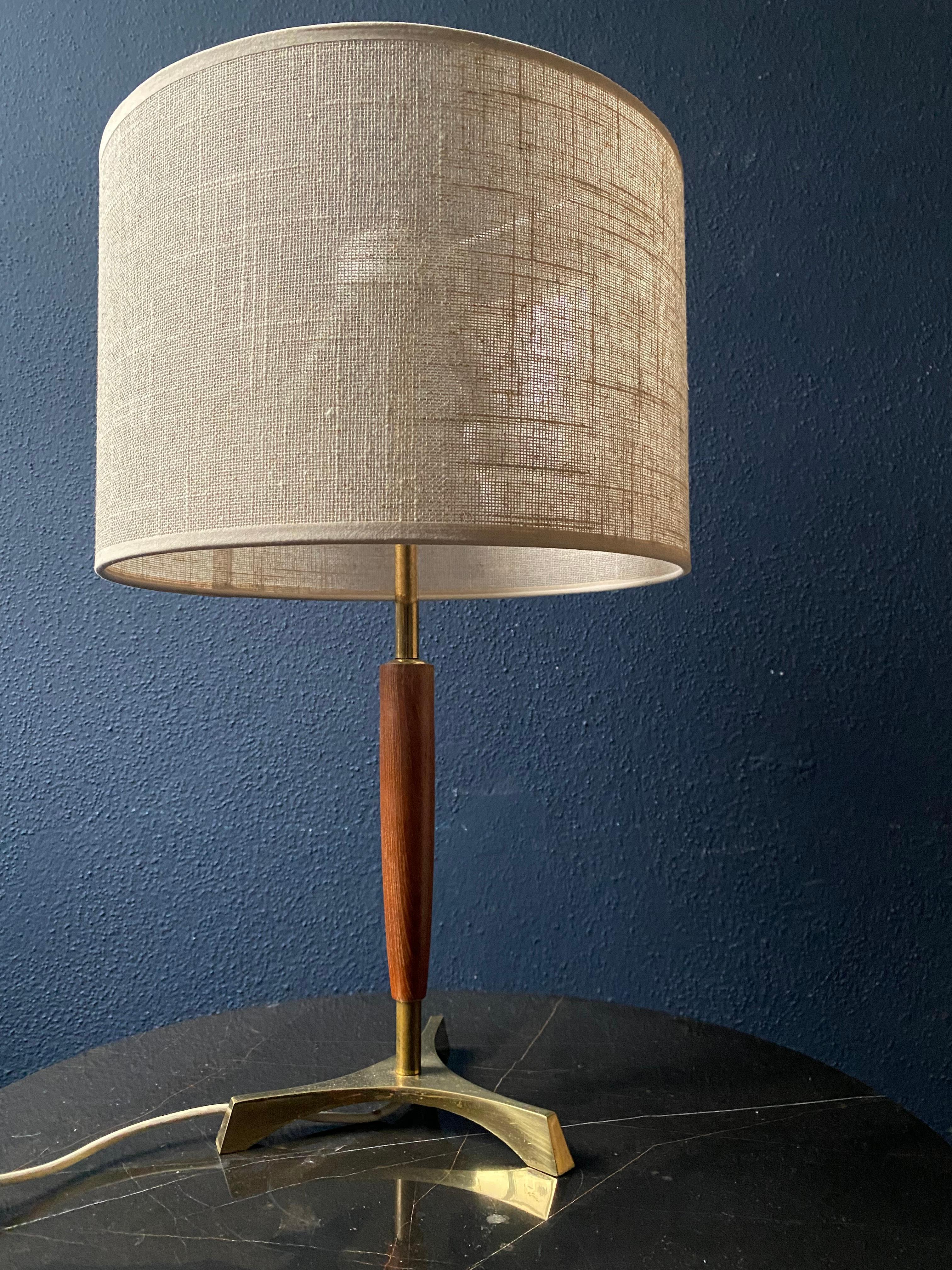 Lampe de table élégante avec un corps en teck mince sur une base tripode en laiton, Allemagne, années 1960 en vente 2