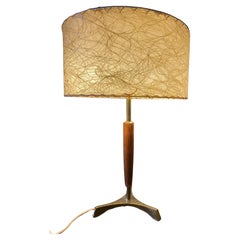 Elegante lampada da tavolo con corpo sottile in teak e base a treppiede in ottone, Germania, anni '60
