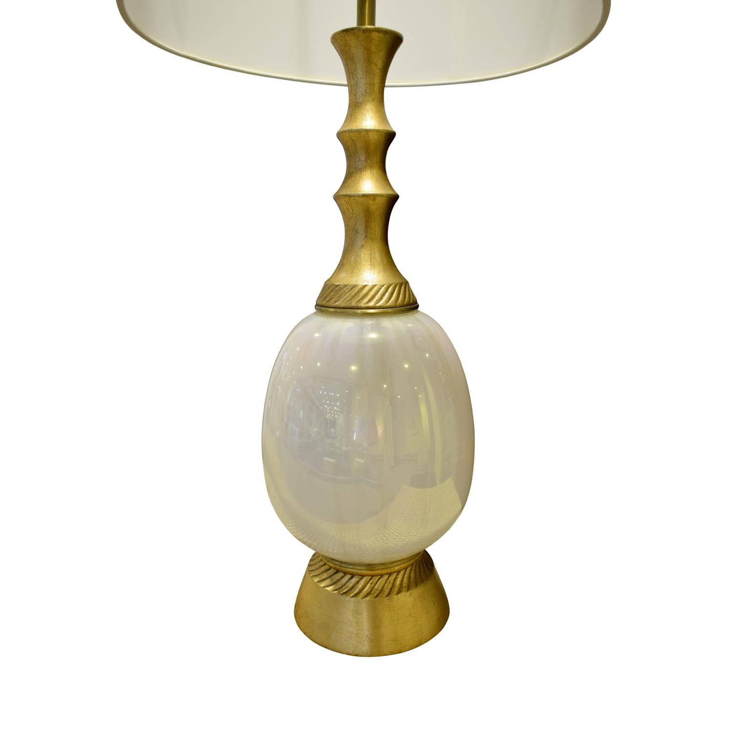 Mid-Century Modern Élégante lampe de table en verre opalin:: années 1950 'Signé' en vente