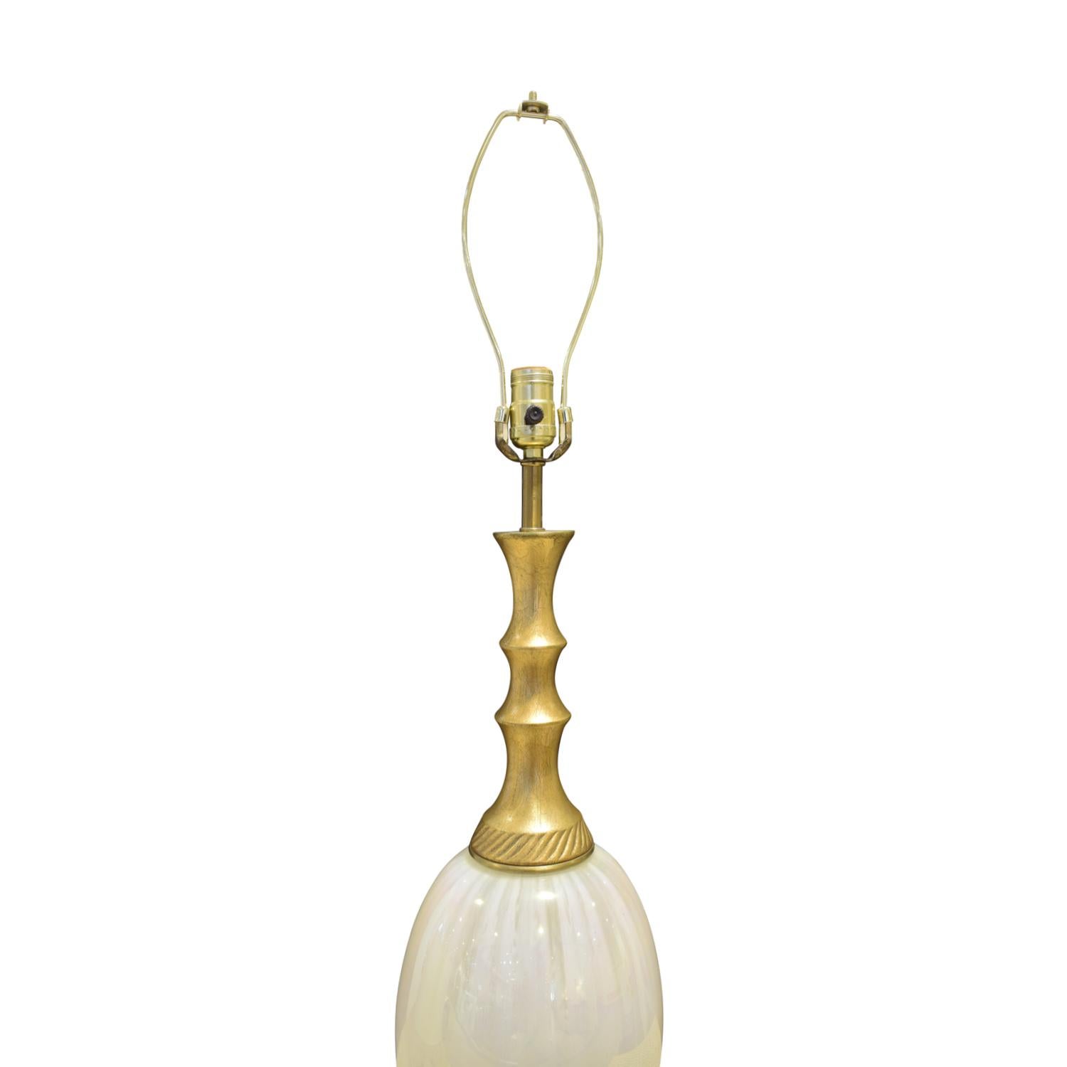 Elegante Tischlampe mit Opalglas:: 1950er Jahre 'signiert (amerikanisch) im Angebot