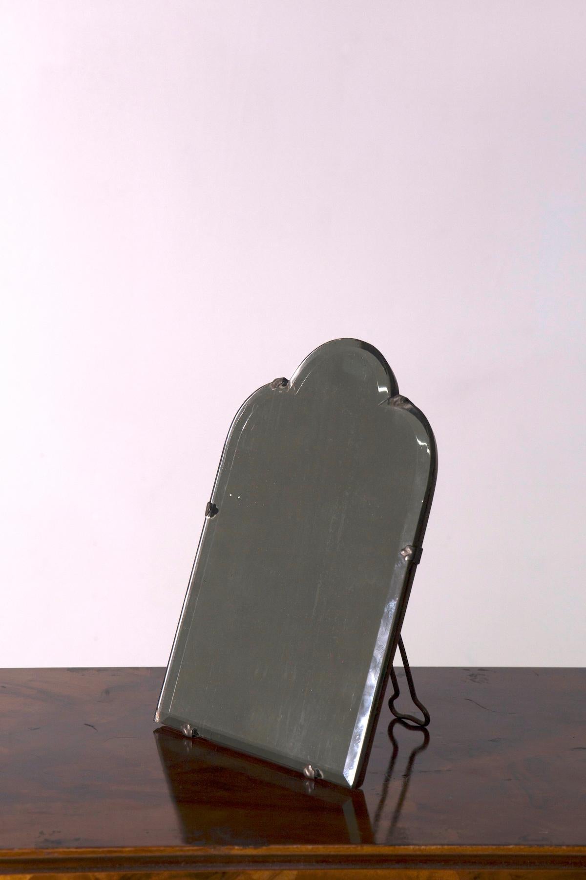
Cet exquis miroir de table Art déco italien est un bel exemple de l'artisanat du début du 20e siècle, dégageant une élégance intemporelle et un charme vintage. Le design sophistiqué et la patine vieillie du miroir racontent une histoire, un art et