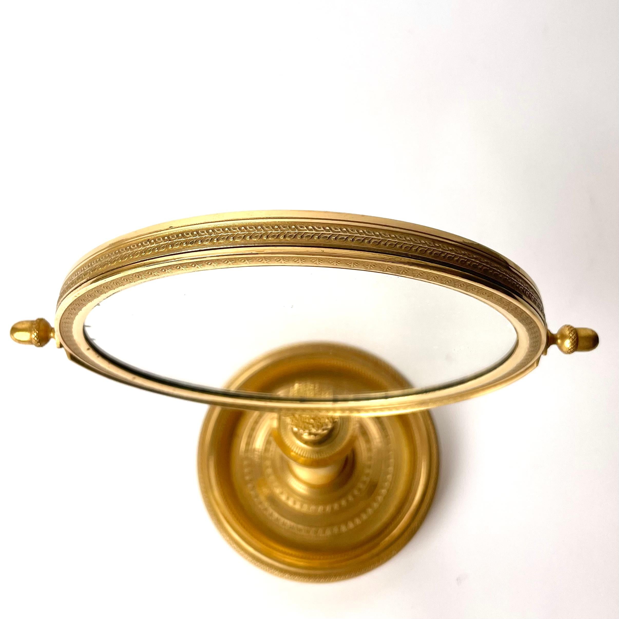Miroir de table élégant en bronze doré. L'Empire français des années 1820 en vente 4