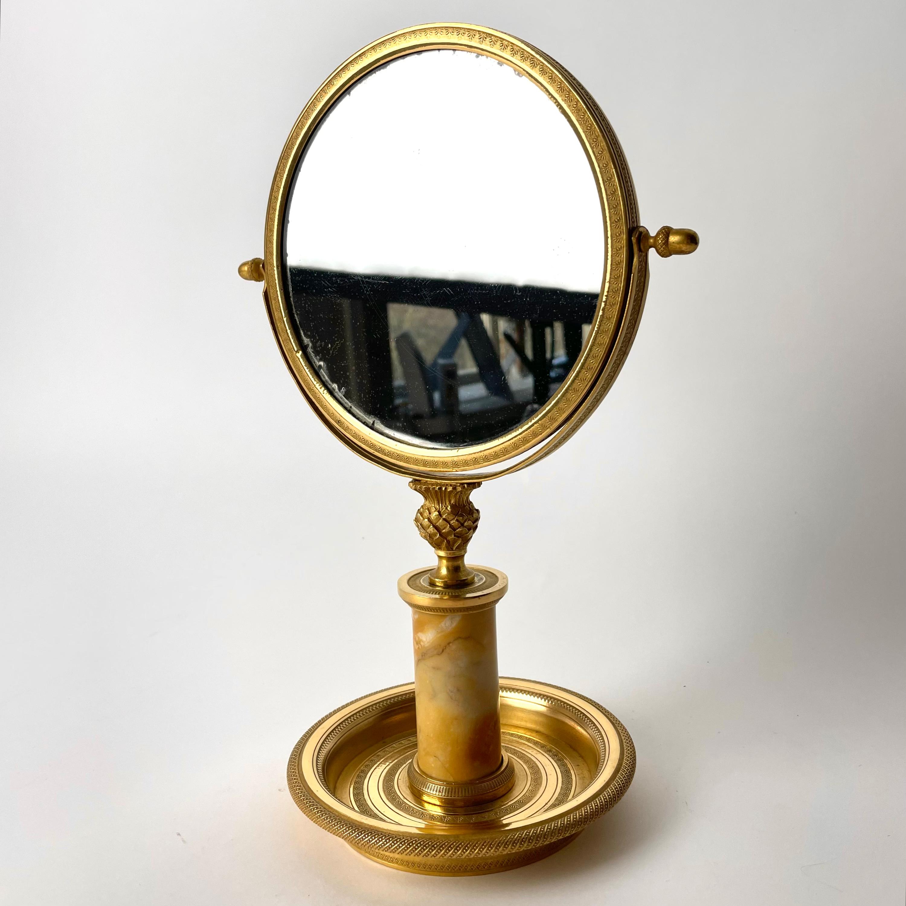 Eleganter Tischspiegel aus vergoldeter Bronze. Französisches Empire aus den 1820er Jahren im Zustand „Gut“ im Angebot in Knivsta, SE