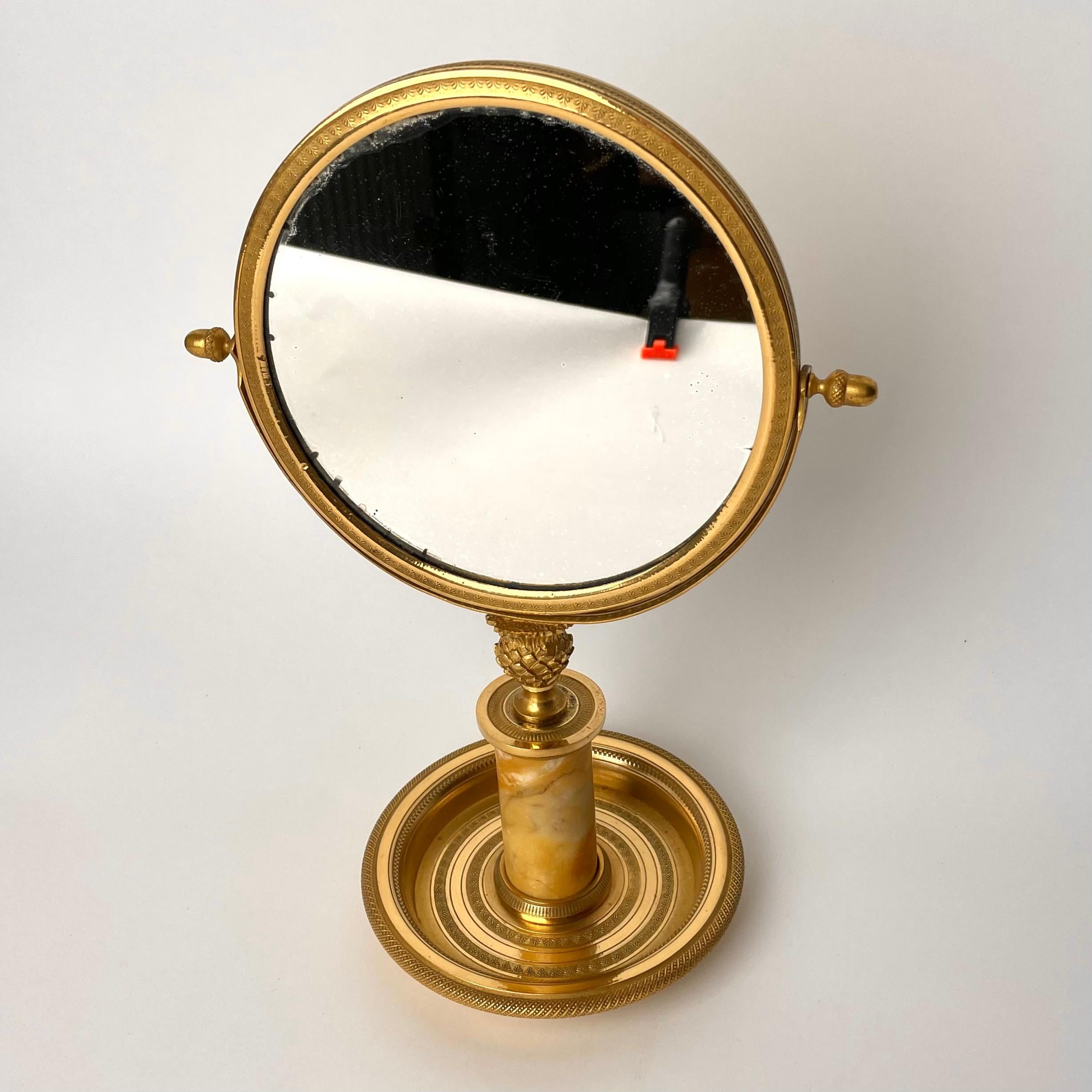 Miroir de table élégant en bronze doré. L'Empire français des années 1820 Bon état - En vente à Knivsta, SE