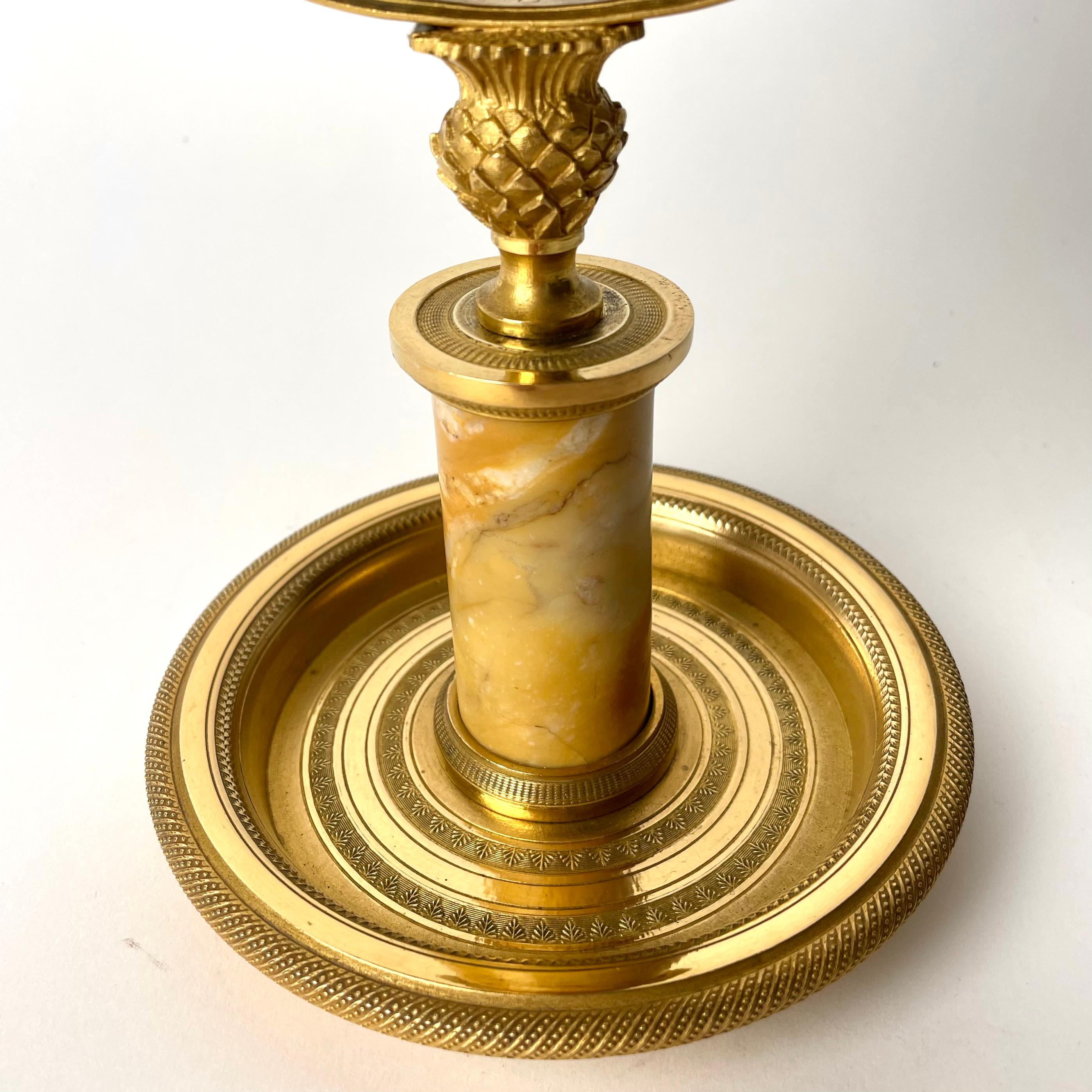Eleganter Tischspiegel aus vergoldeter Bronze. Französisches Empire aus den 1820er Jahren (Vergoldung) im Angebot