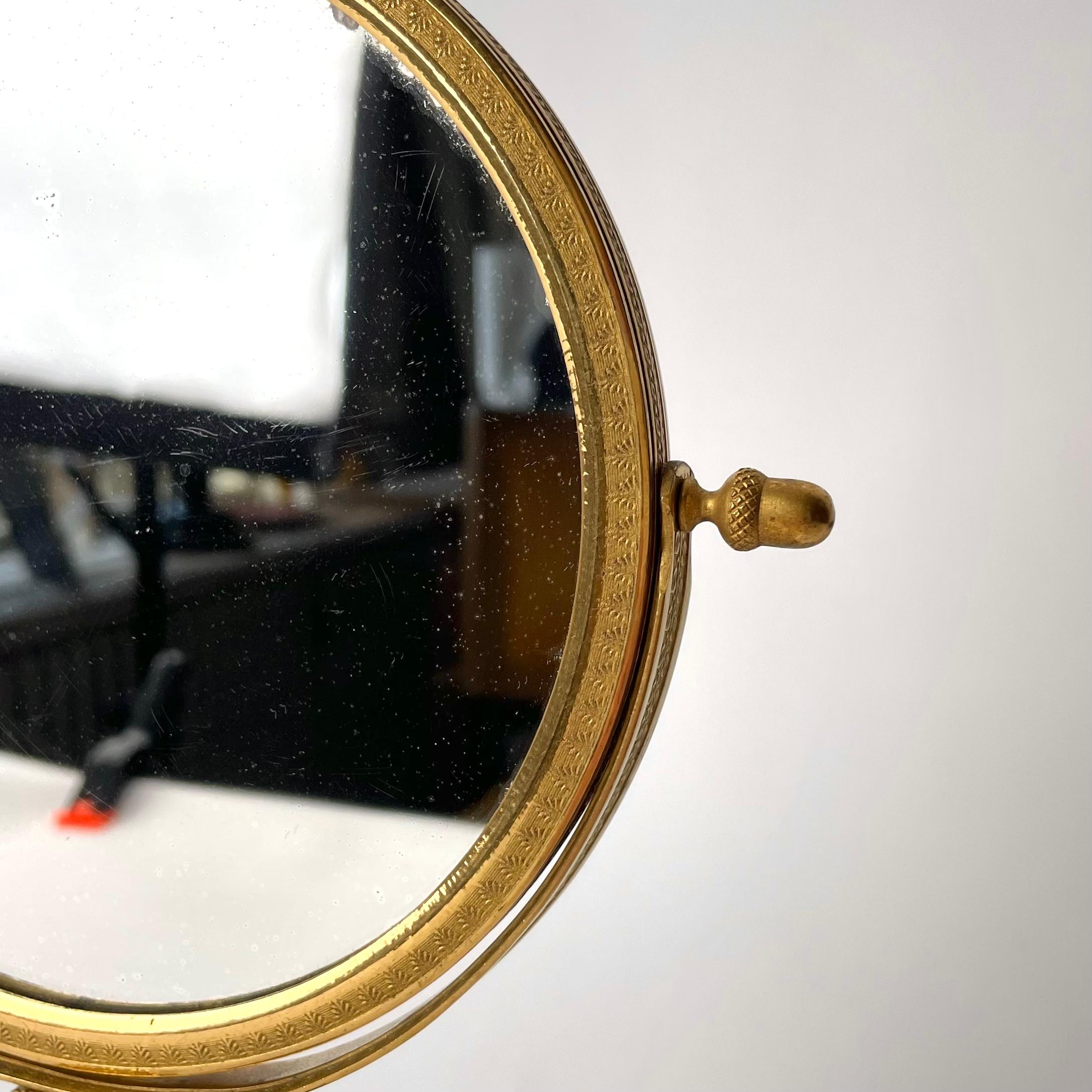 Plaqué or Miroir de table élégant en bronze doré. L'Empire français des années 1820 en vente