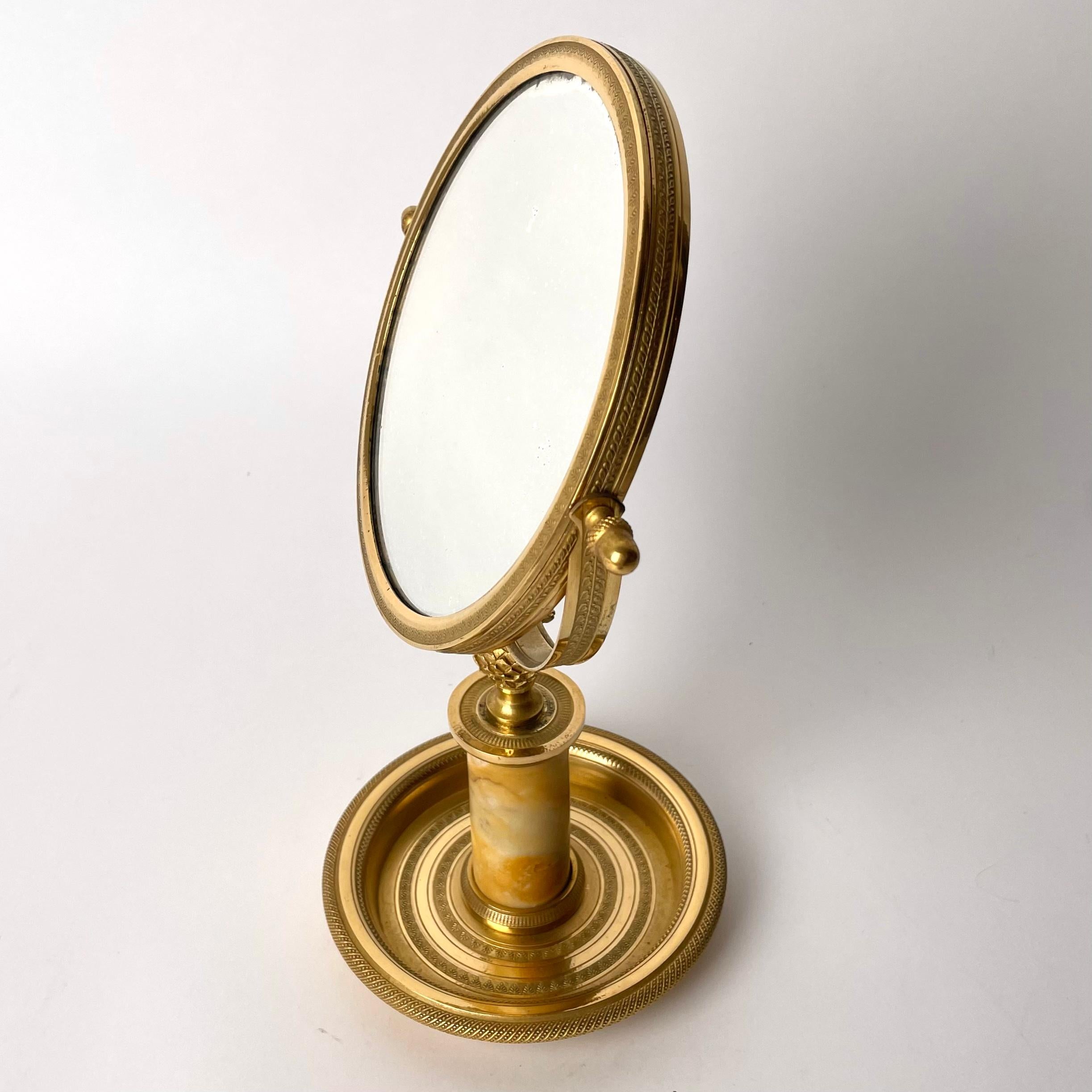 Eleganter Tischspiegel aus vergoldeter Bronze. Französisches Empire aus den 1820er Jahren im Angebot 2