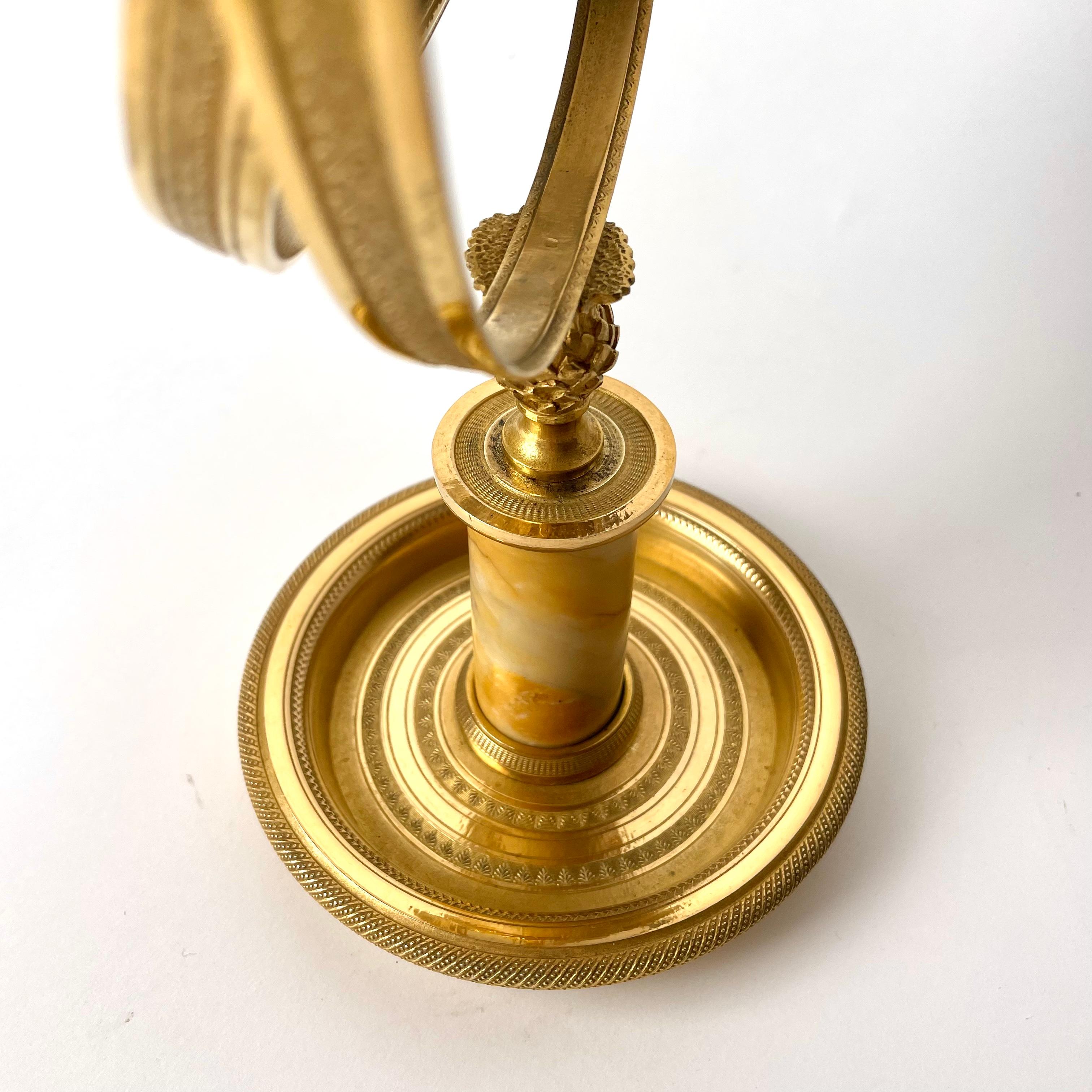 Miroir de table élégant en bronze doré. L'Empire français des années 1820 en vente 2