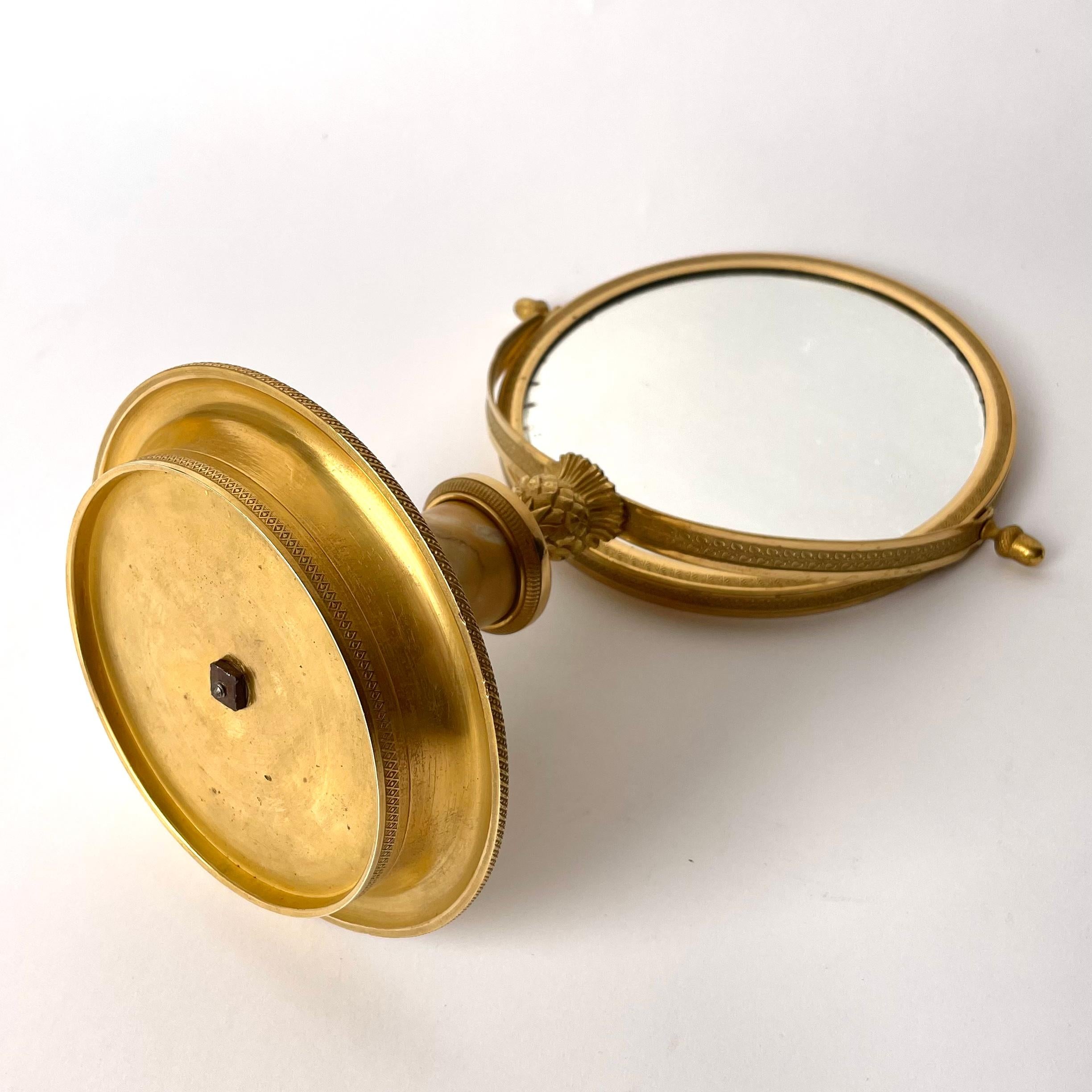 Miroir de table élégant en bronze doré. L'Empire français des années 1820 en vente 3