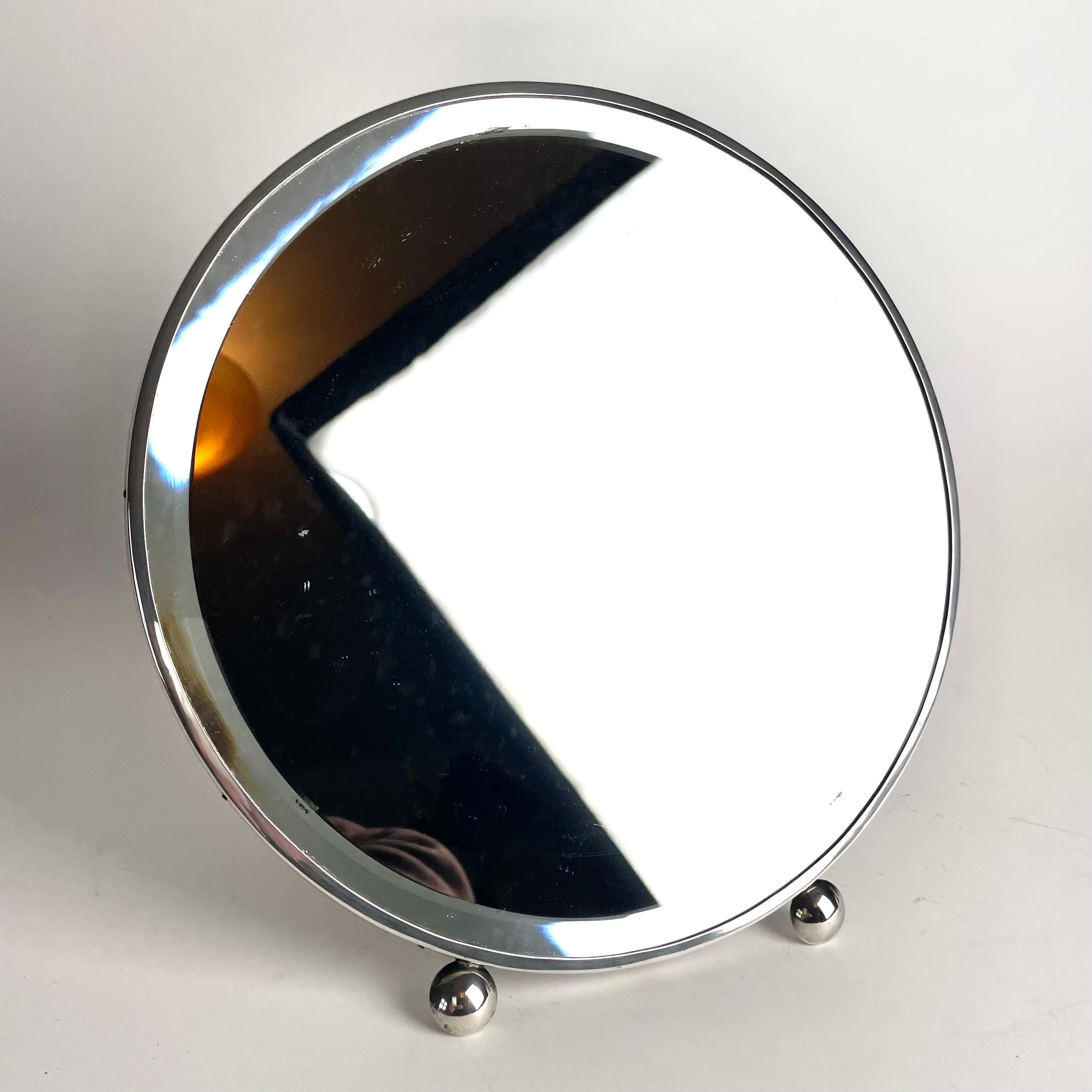 Elegante specchio da tavolo in argento francese stampato. In un periodo molto Art Deco, probabilmente realizzato negli anni '20. Il vetro a specchio con bordo sfaccettato.


Usura coerente con l'età e l'uso 