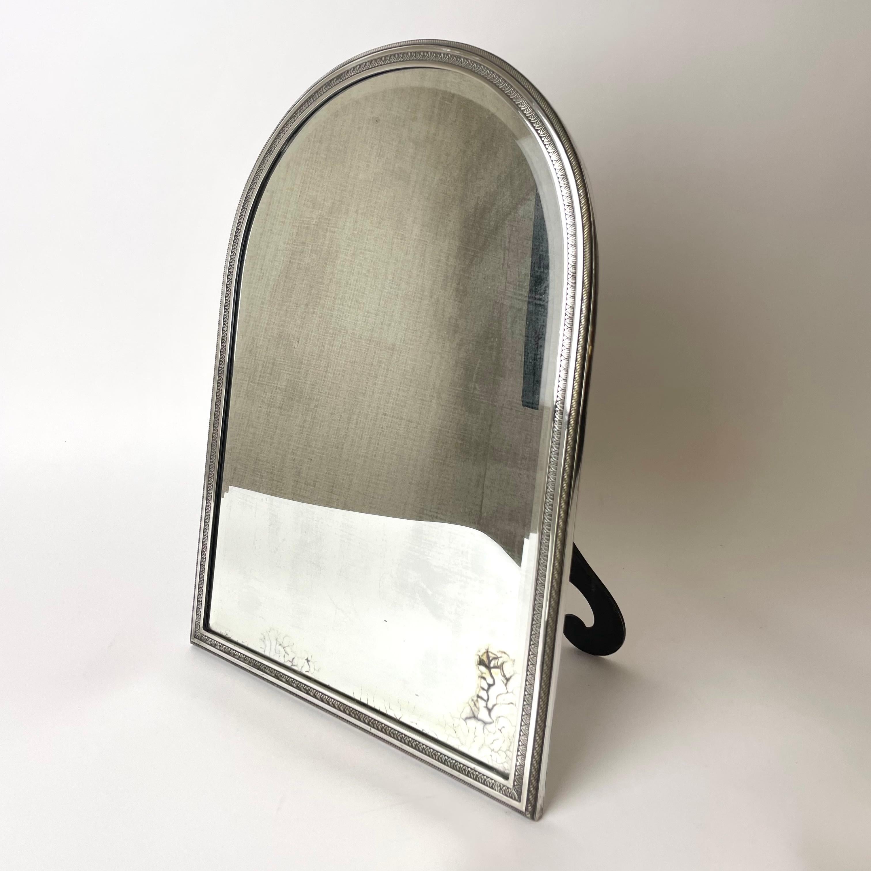 Elegant miroir de table/mur en argent plaqué. Le miroir peut être utilisé à la fois comme miroir de table et pour un mur ( voir photos ). Magnifiquement décorée dans le style Empire et fabriquée en France à la fin du 19e siècle. Le verre du miroir