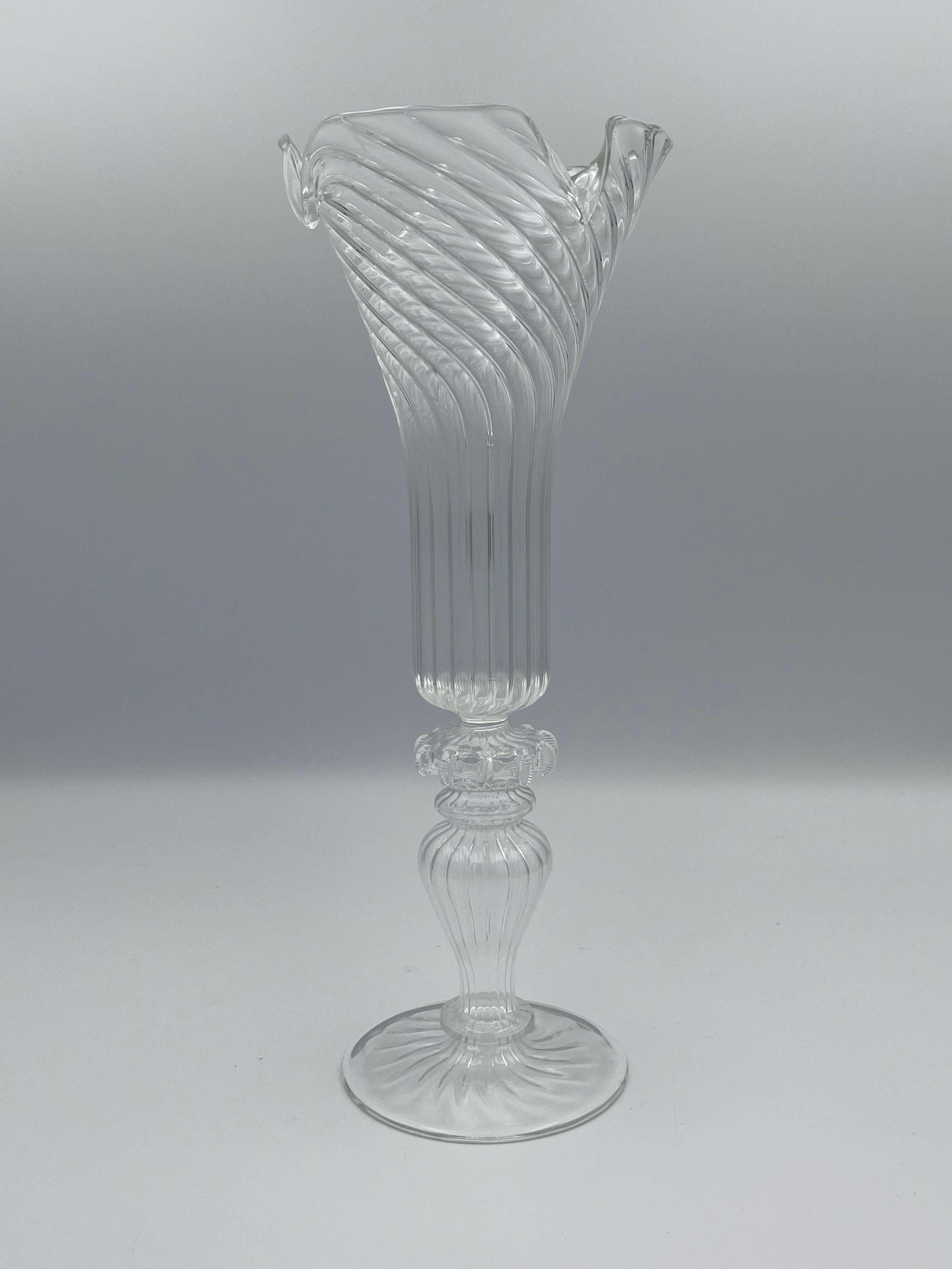 Elegante Jarrón Alto Soplado a Mano de Cristal Transparente Remolinado sobre Base de Pedestal Rococó en venta