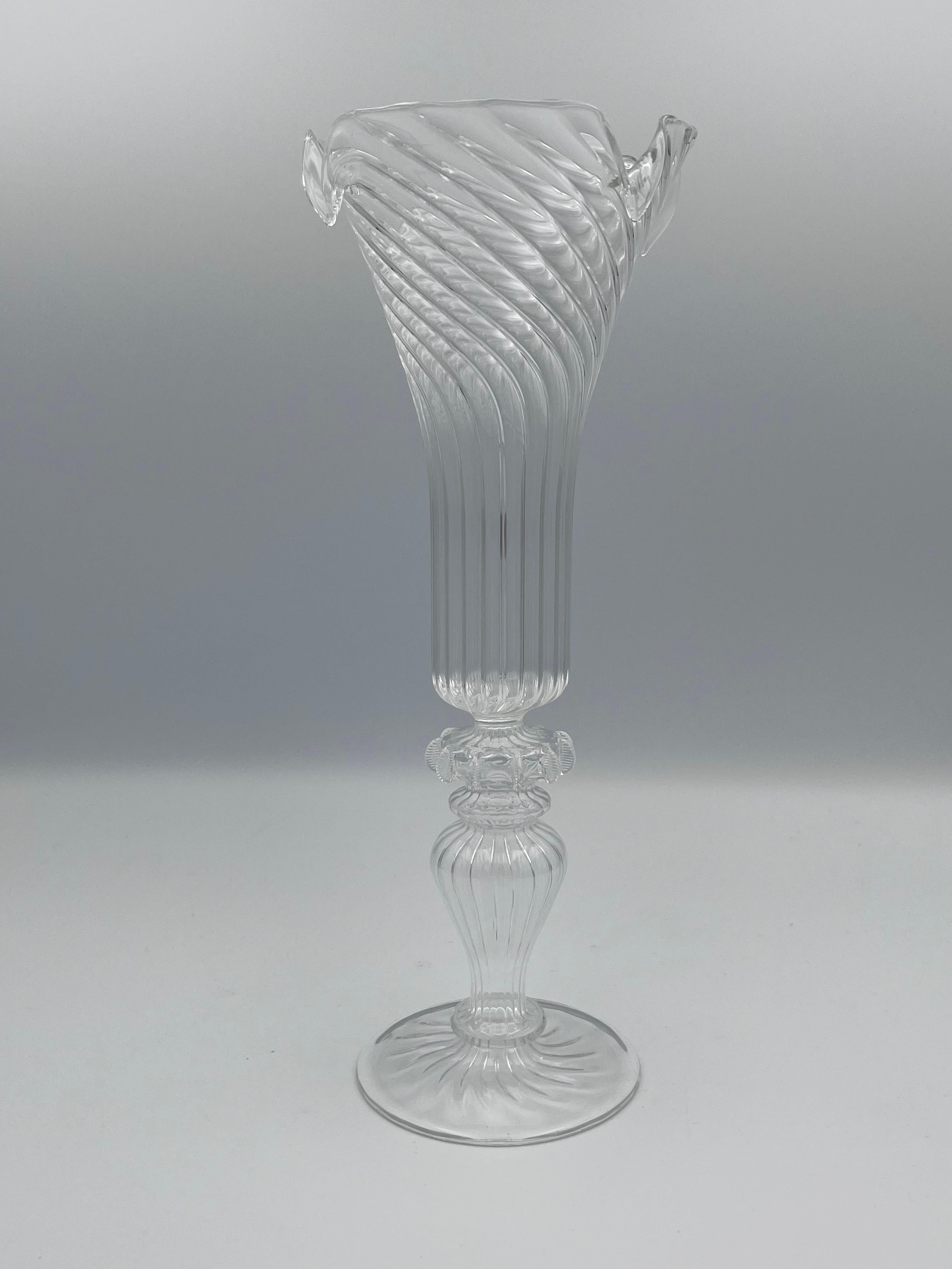 Elegante Jarrón Alto Soplado a Mano de Cristal Transparente Remolinado sobre Base de Pedestal en Excelente estado para la venta en Red Lion, PA
