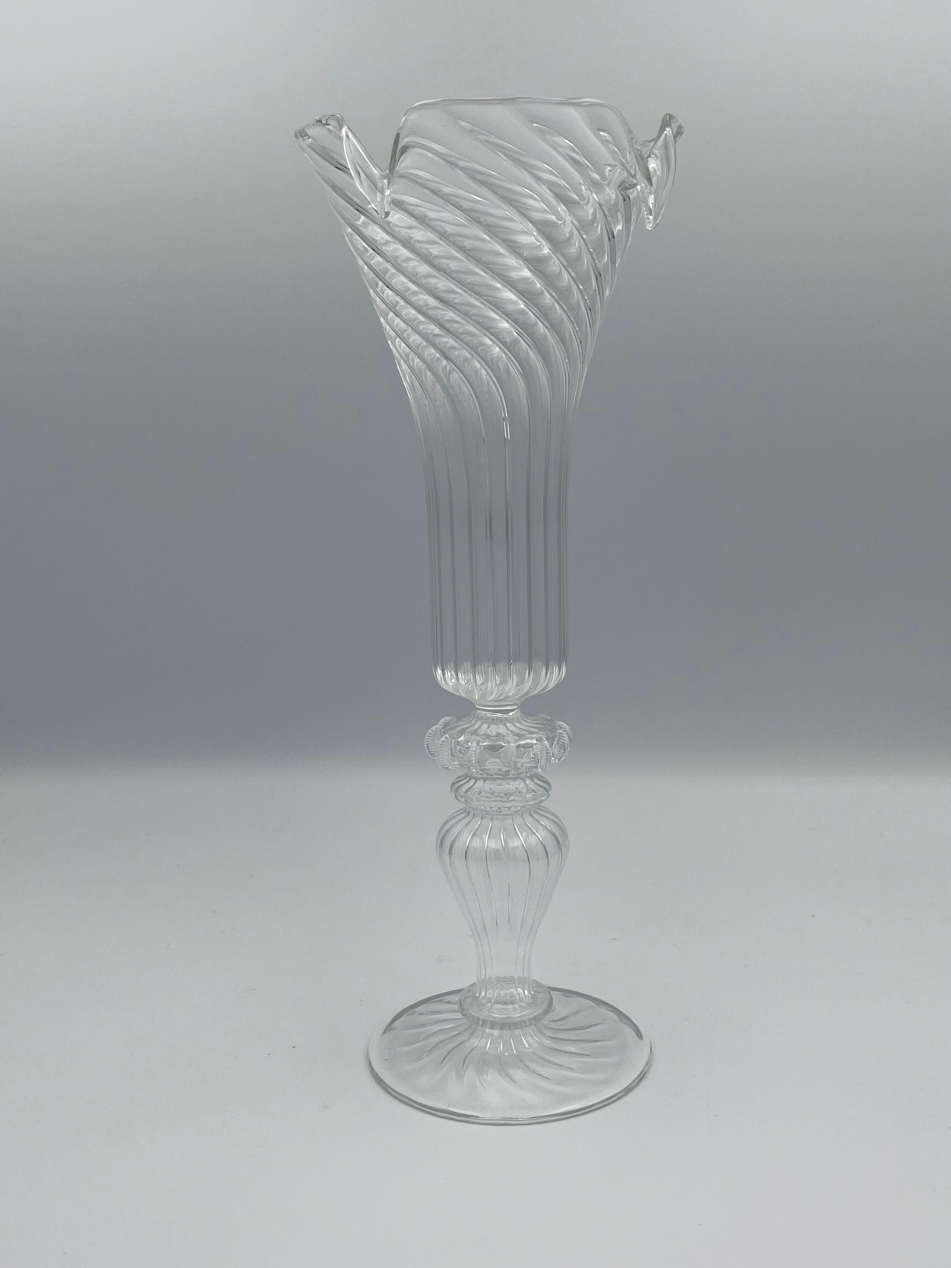 Elegante Jarrón Alto Soplado a Mano de Cristal Transparente Remolinado sobre Base de Pedestal siglo XX en venta