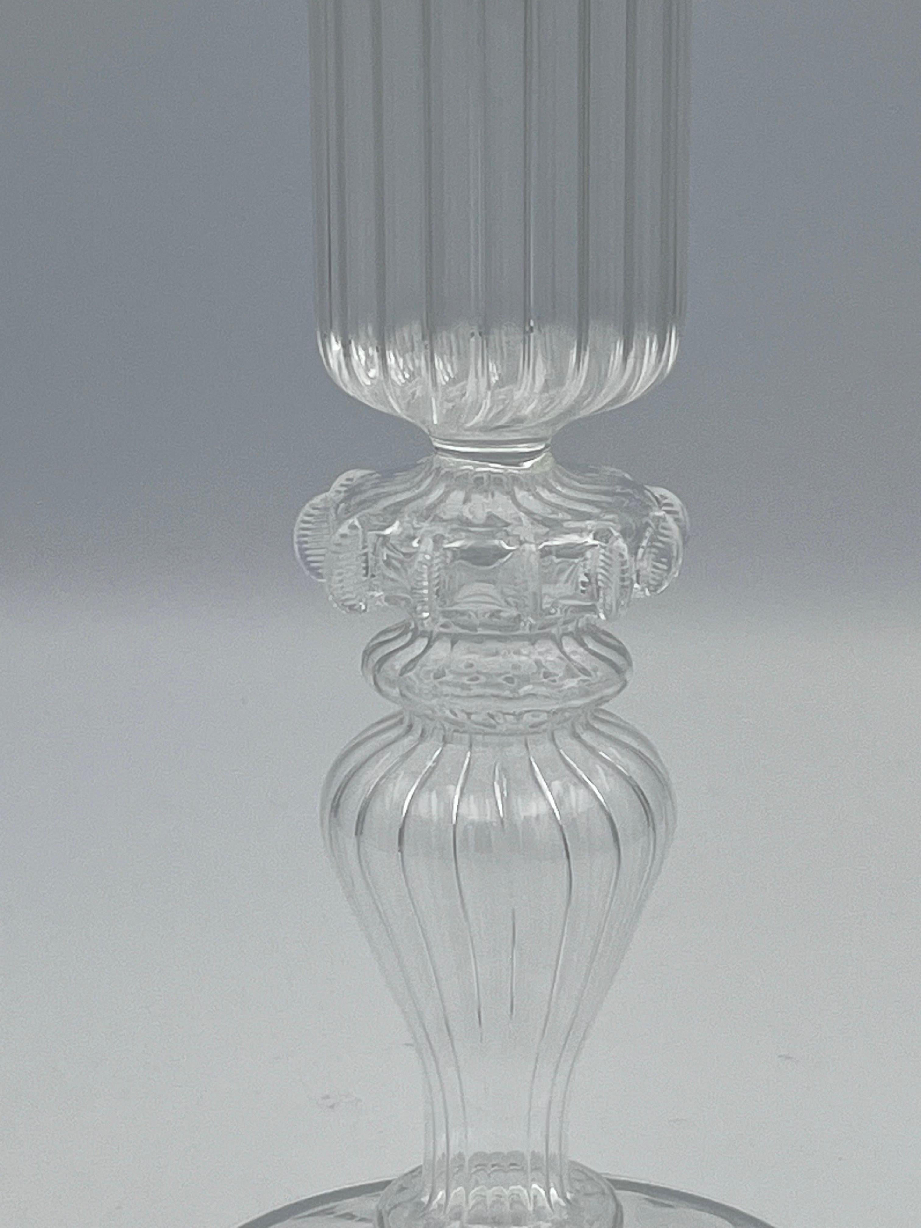 Elegante Jarrón Alto Soplado a Mano de Cristal Transparente Remolinado sobre Base de Pedestal Vidrio soplado en venta