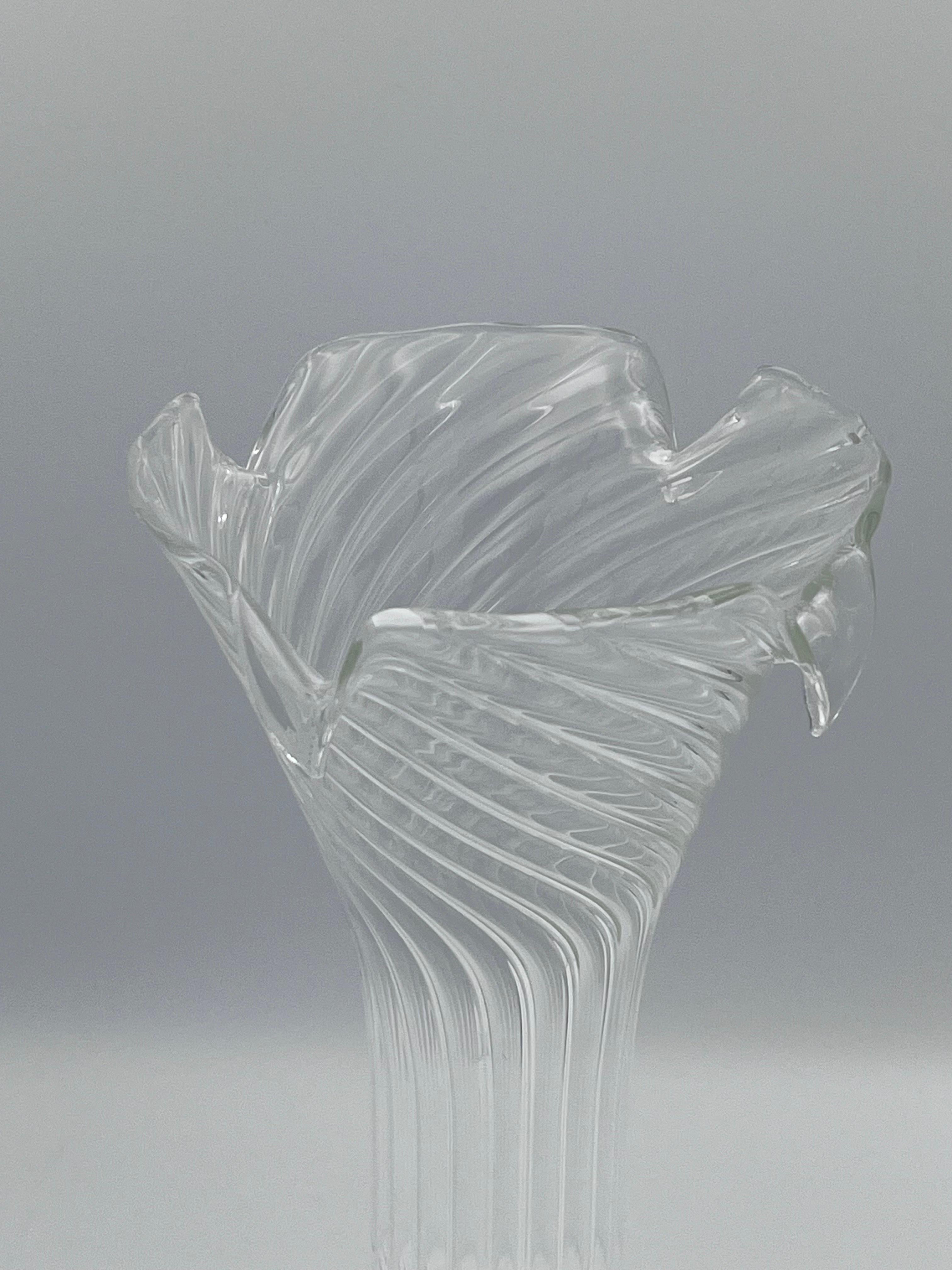 Elegante Jarrón Alto Soplado a Mano de Cristal Transparente Remolinado sobre Base de Pedestal en venta 1