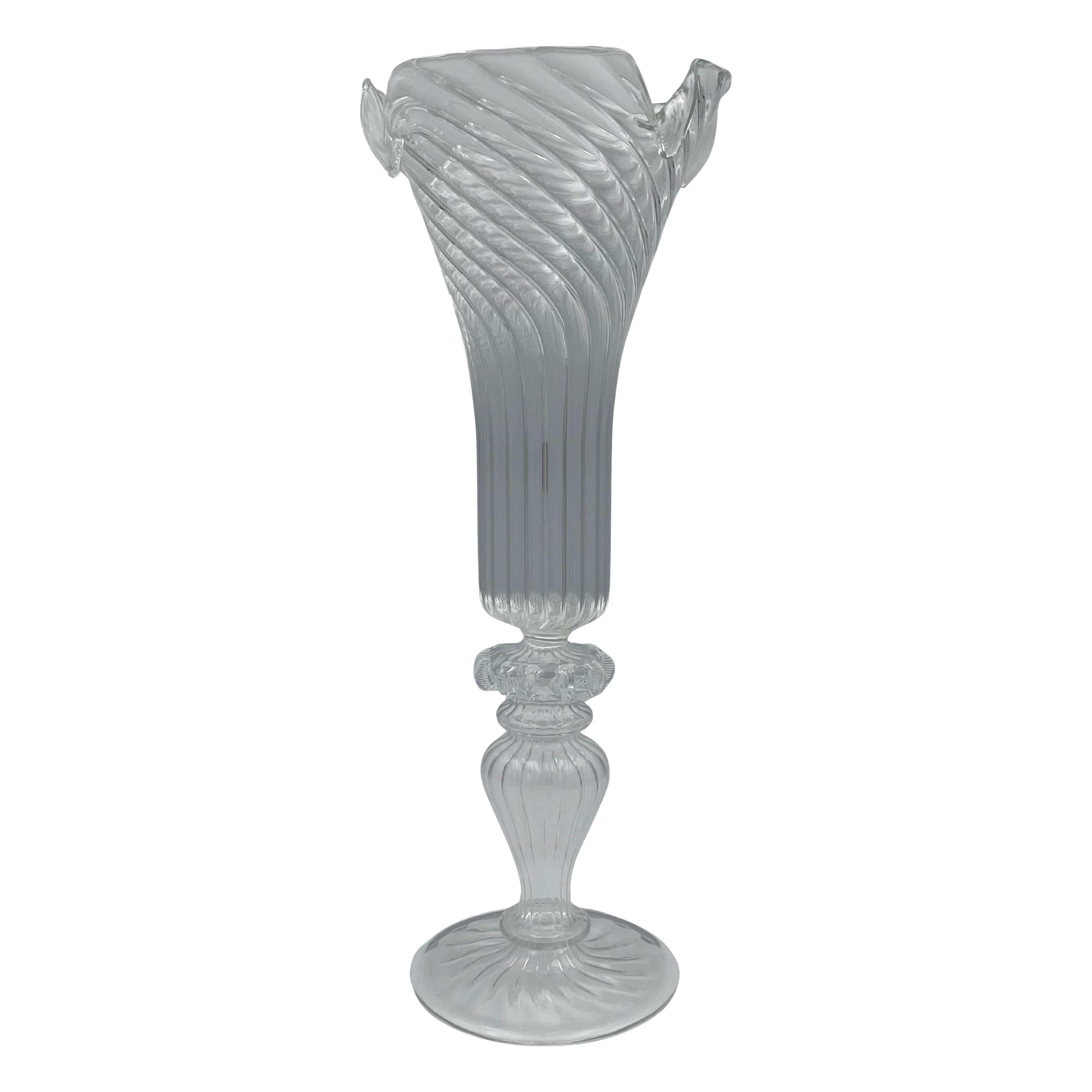 Elegante Jarrón Alto Soplado a Mano de Cristal Transparente Remolinado sobre Base de Pedestal en venta