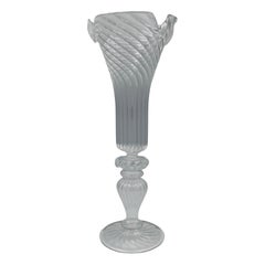 Elegante Jarrón Alto Soplado a Mano de Cristal Transparente Remolinado sobre Base de Pedestal