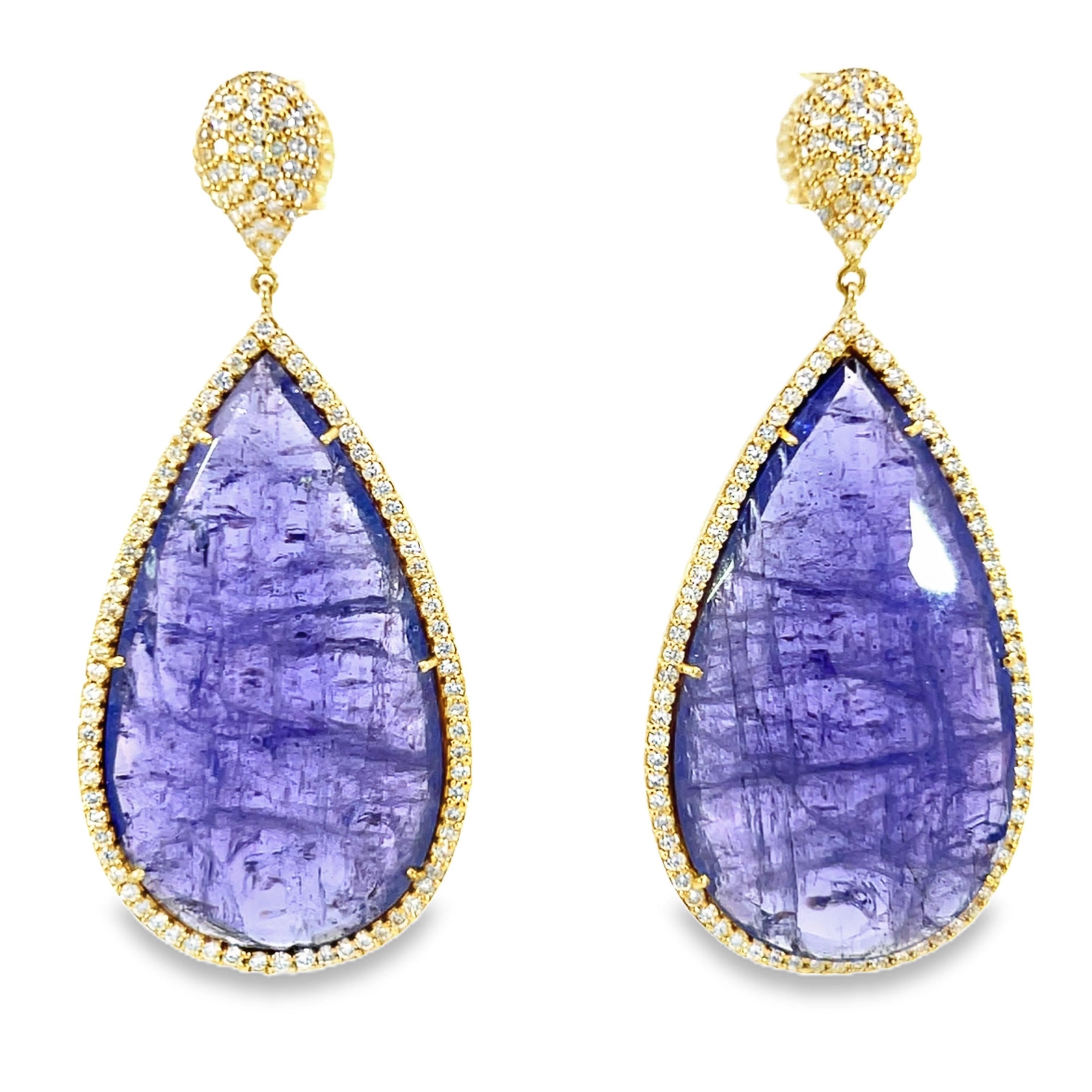 Scopri il fascino di questi squisiti orecchini di tanzanite da 74,90 carati, destinati a incantare e affascinare. La forma a goccia squisitamente disegnata di ogni orecchino mette in risalto i ricchi colori delle gemme circondate da diamanti da 2,52