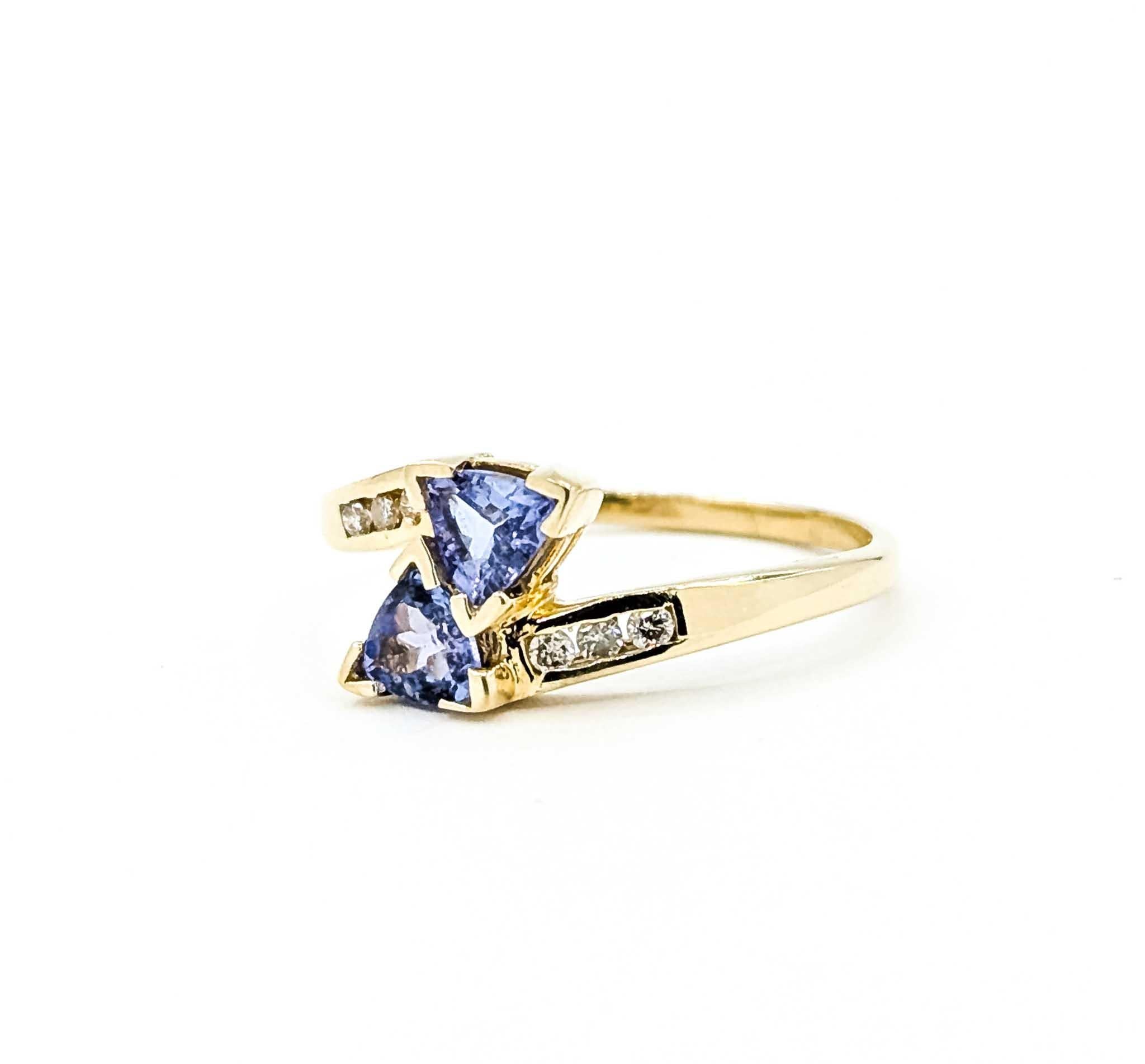 Contemporain Elegant anneau de contournement en or jaune 14k avec tanzanite et diamant en vente