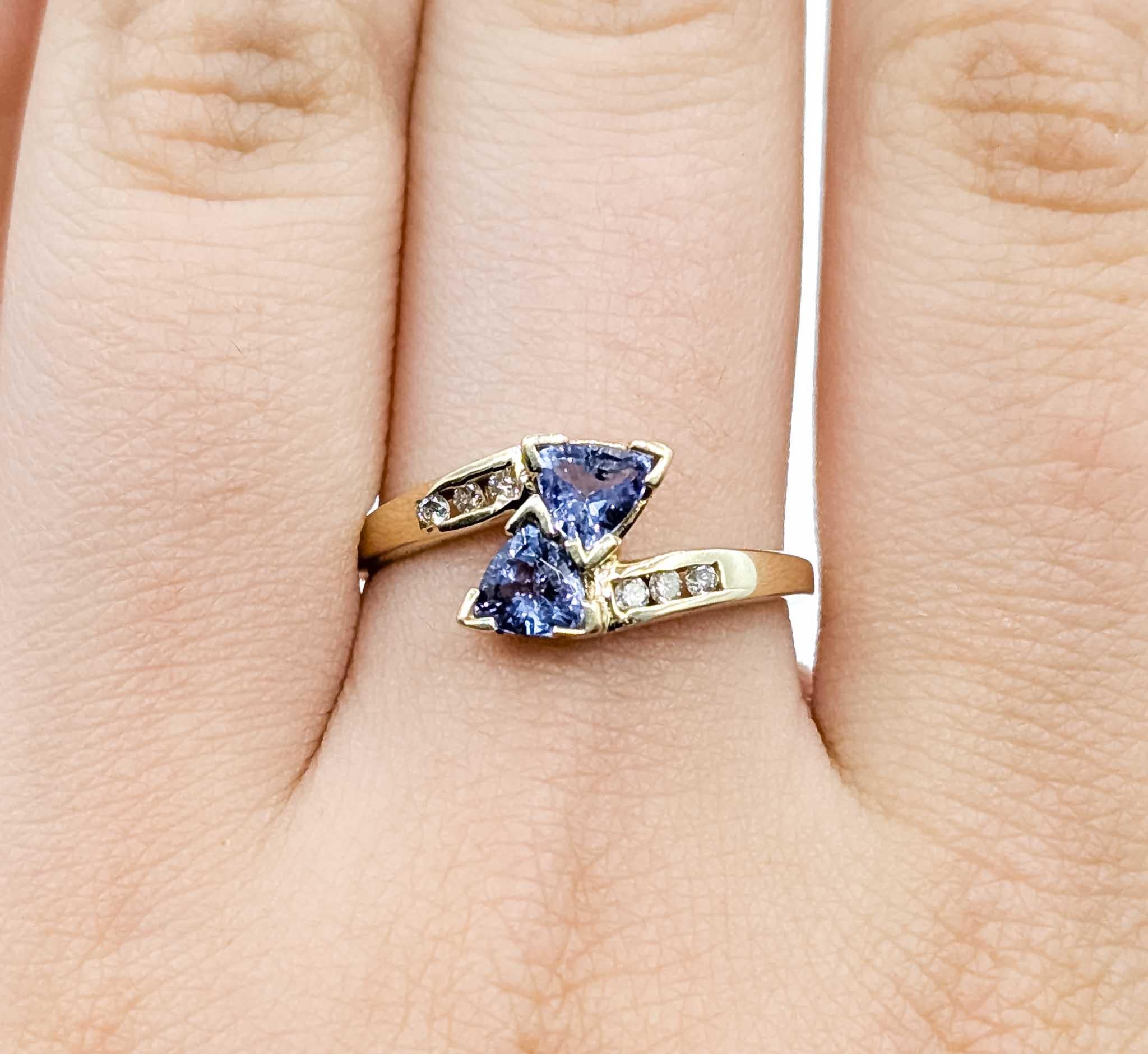 Elegant anneau de contournement en or jaune 14k avec tanzanite et diamant Excellent état - En vente à Bloomington, MN