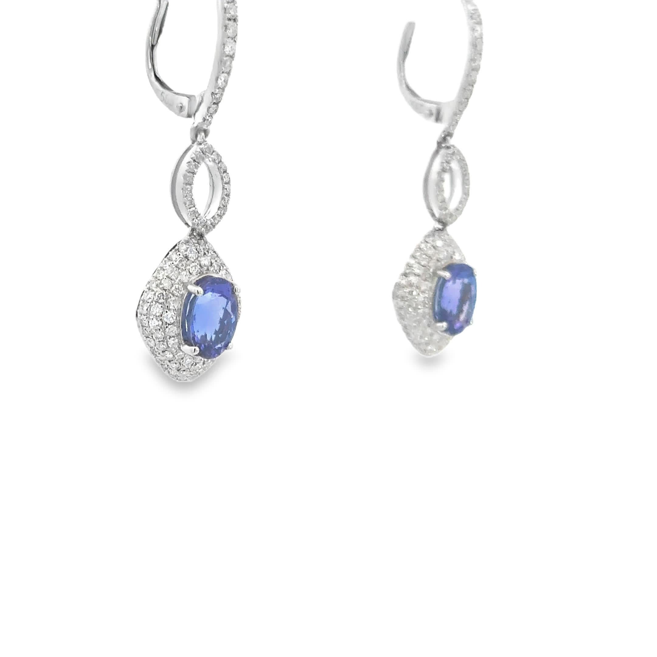 Questi splendidi orecchini sono caratterizzati da squisite pietre preziose, elegantemente incastonate in uno scintillante design in oro 14K. Perfetti per aggiungere un tocco di raffinatezza a qualsiasi outfit, sono ideali sia per le occasioni