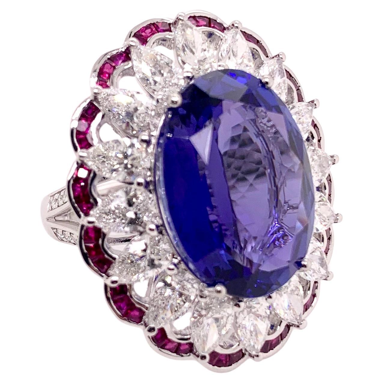 Dieser elegante Tansanitring wurde sorgfältig entworfen und gefertigt, wobei die wunderbare Farbkombination von Rubinen und Diamanten in einer Platinfassung verwendet wurde.  Der ovale Tansanit von 15,5 Karat schimmert in roten und violetten