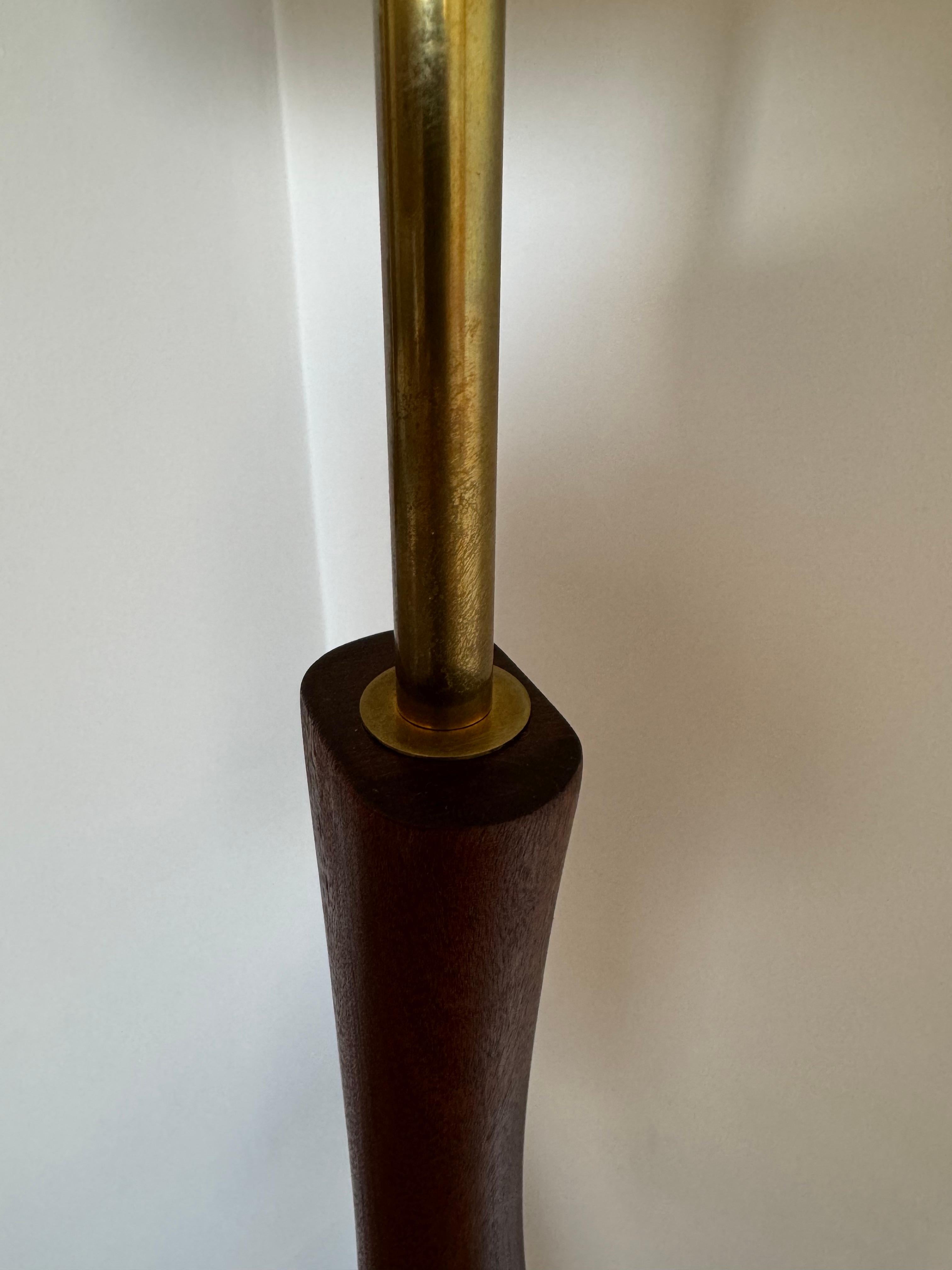 Elegant teak floor lamp In Good Condition For Sale In CANNES, FR
