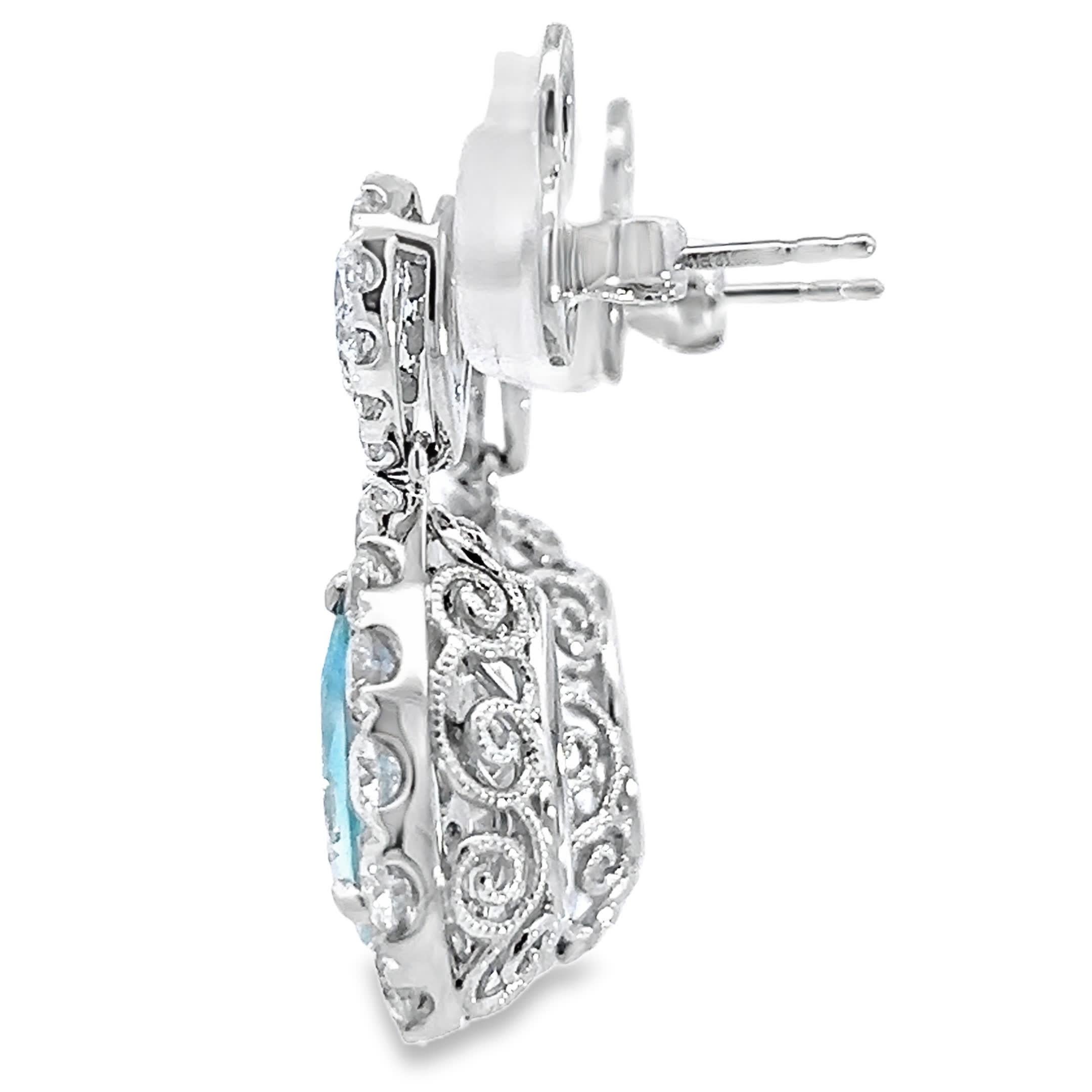 Scopri il fascino di questi splendidi orecchini a goccia, con un'affascinante gemma turchese circondata da un'aureola di diamanti scintillanti. Perfetti per aggiungere un tocco di eleganza a qualsiasi abbigliamento, questi orecchini sono un must per