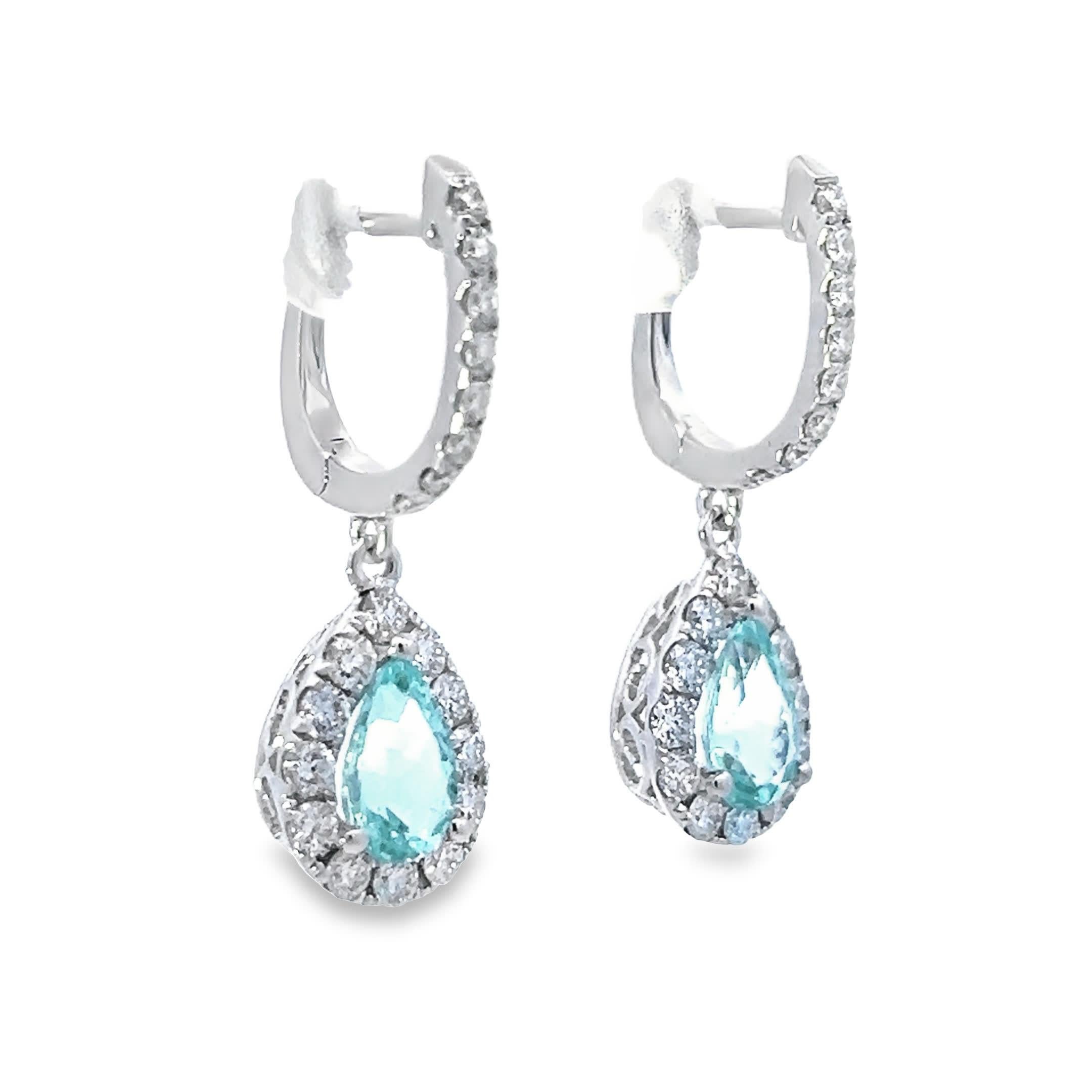 Illumina il tuo look con questi radiosi orecchini a goccia, caratterizzati da un centro ipnotico di acquamarina abbracciato da un'aureola di diamanti scintillanti. Il mix perfetto di raffinatezza e scintillio per elevare qualsiasi ensemble.